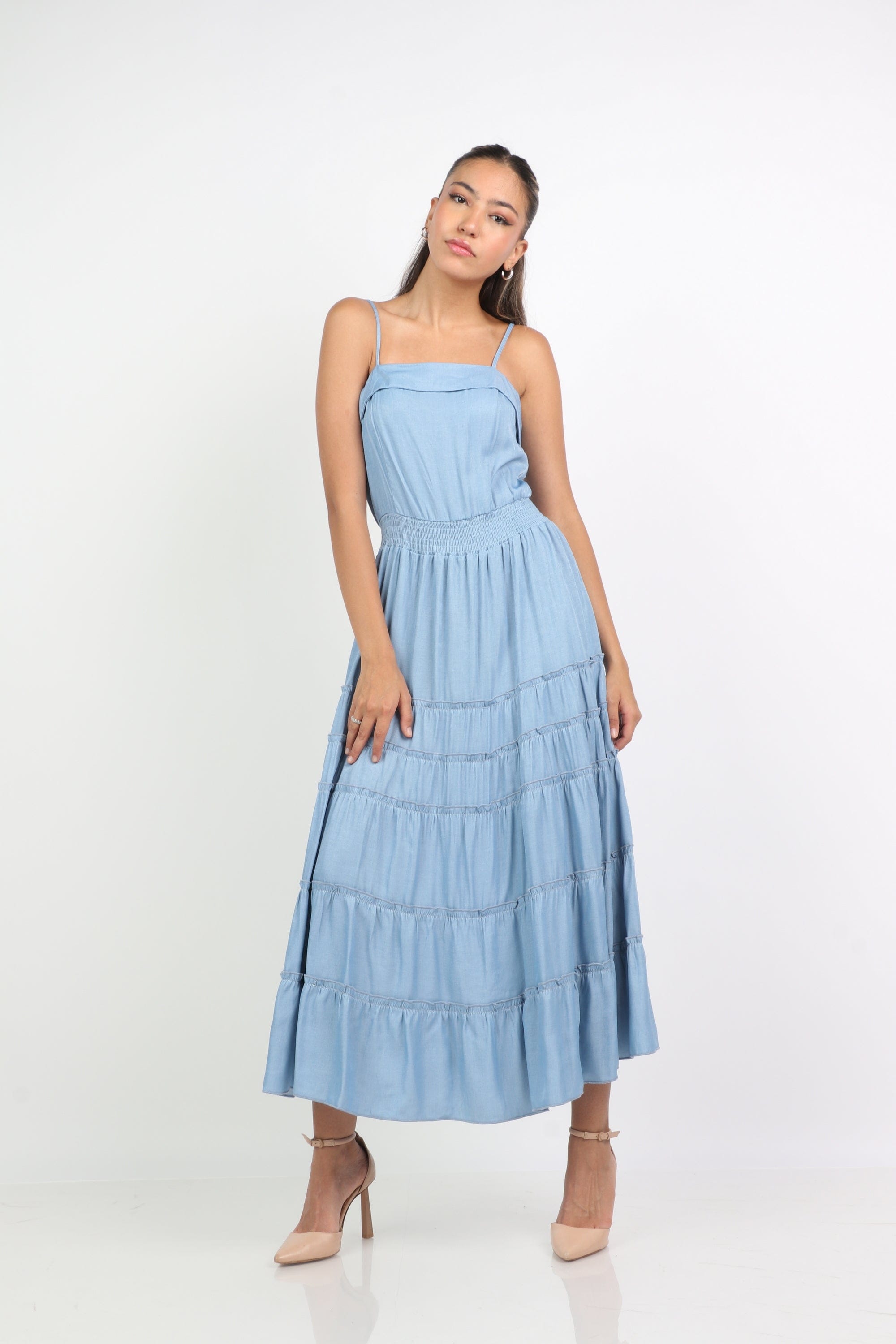 ميكا فستان طويل بحمالات سادة بخصر مزموم