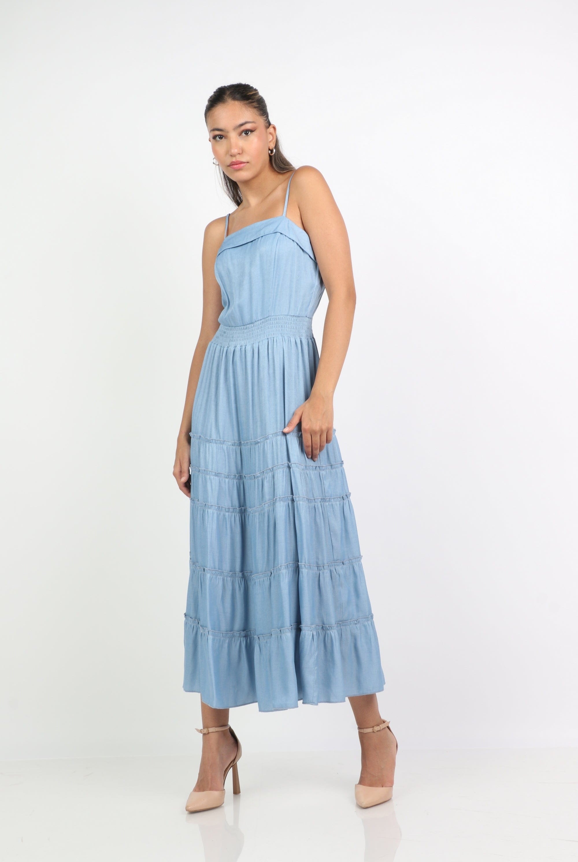 ميكا فستان طويل بحمالات سادة بخصر مزموم