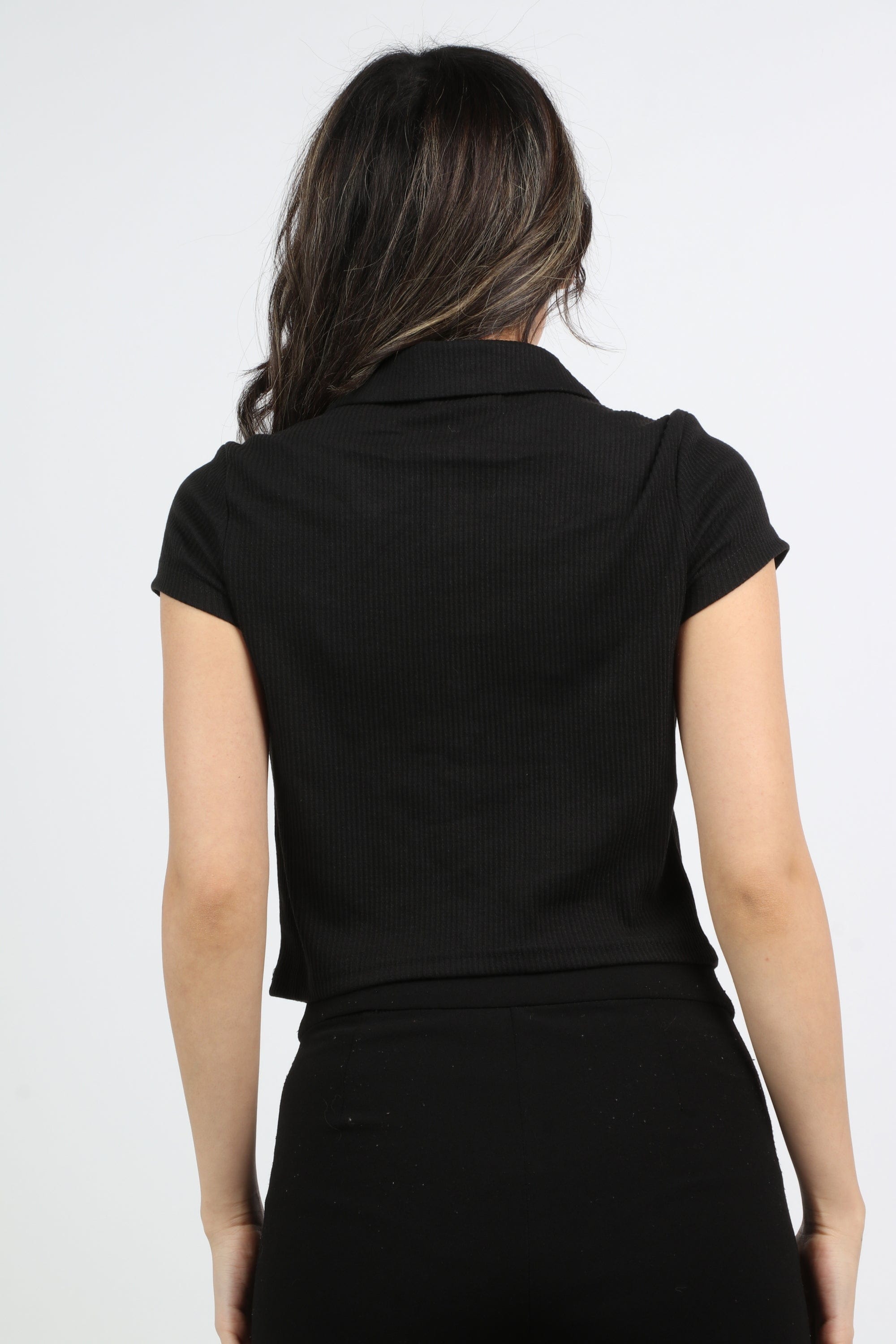 ميكا بلوزة سادة بياقة وسحاب كم قصير نسائي