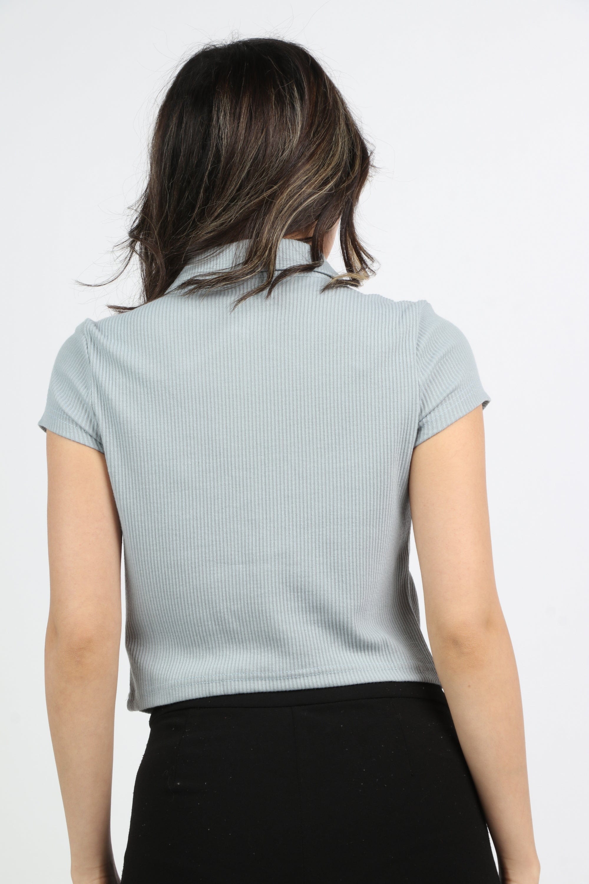 ميكا بلوزة سادة بياقة وسحاب كم قصير نسائي