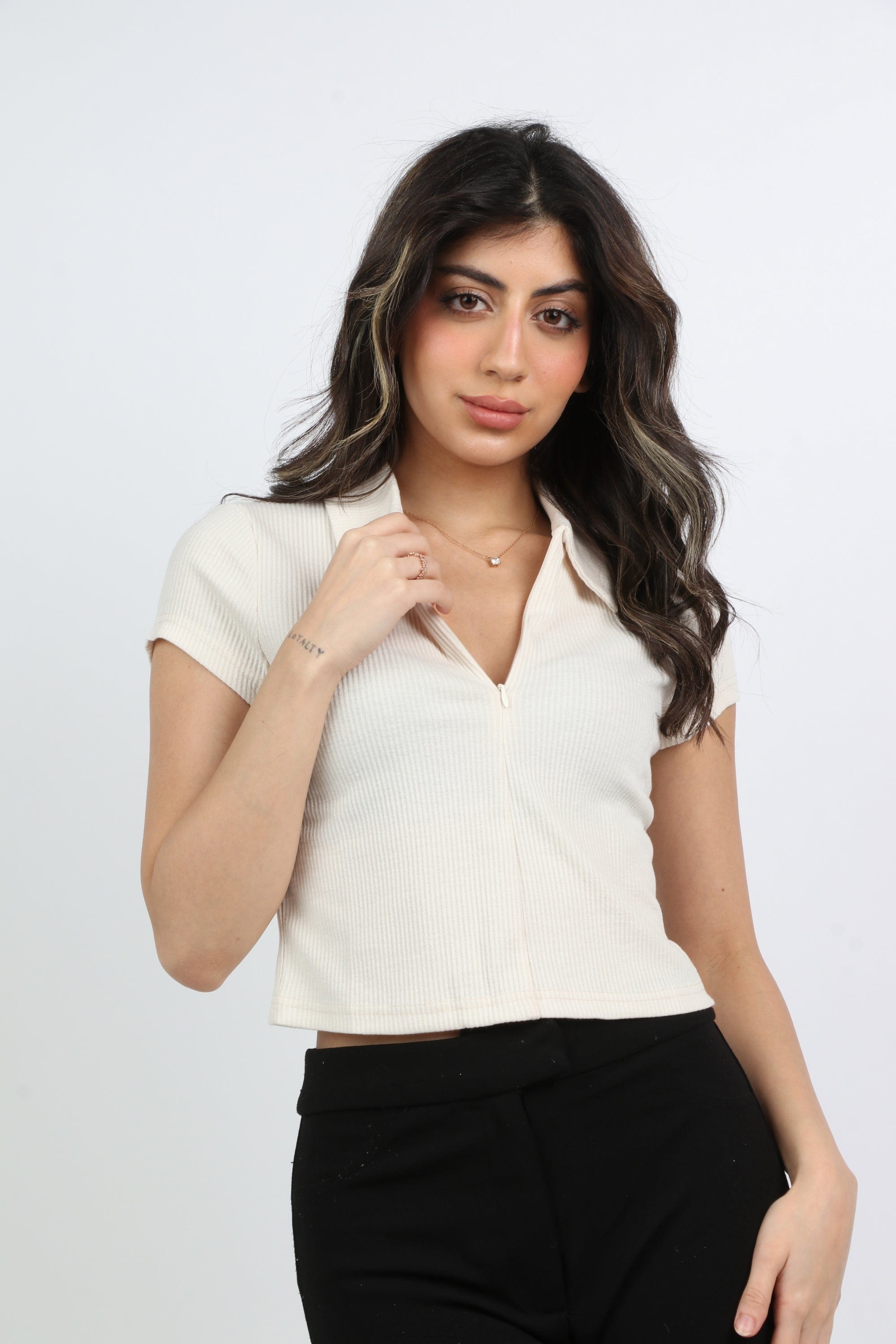 ميكا بلوزة سادة بياقة وسحاب كم قصير نسائي