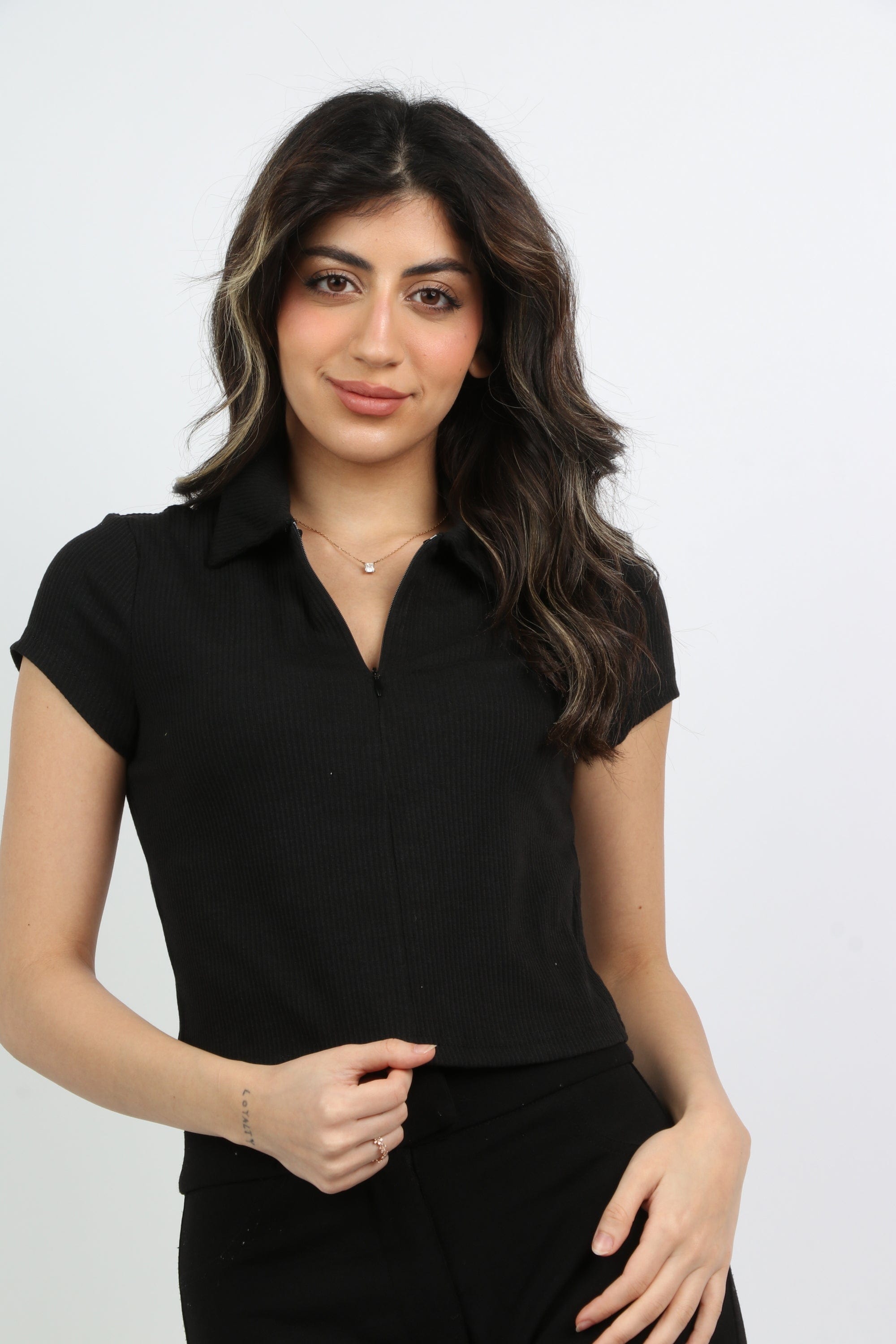 ميكا بلوزة سادة بياقة وسحاب كم قصير نسائي