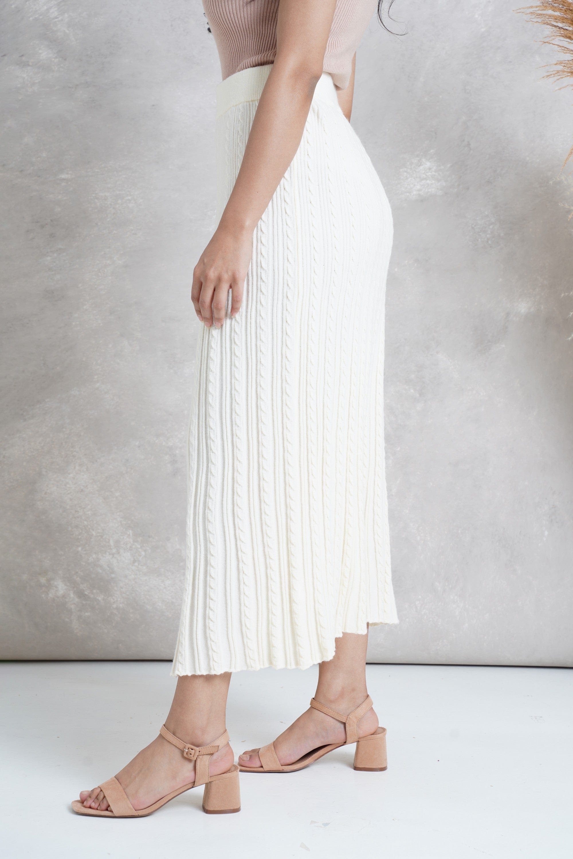 ميكا تنورة ميدي سادة مضلعة بخصر مطاط