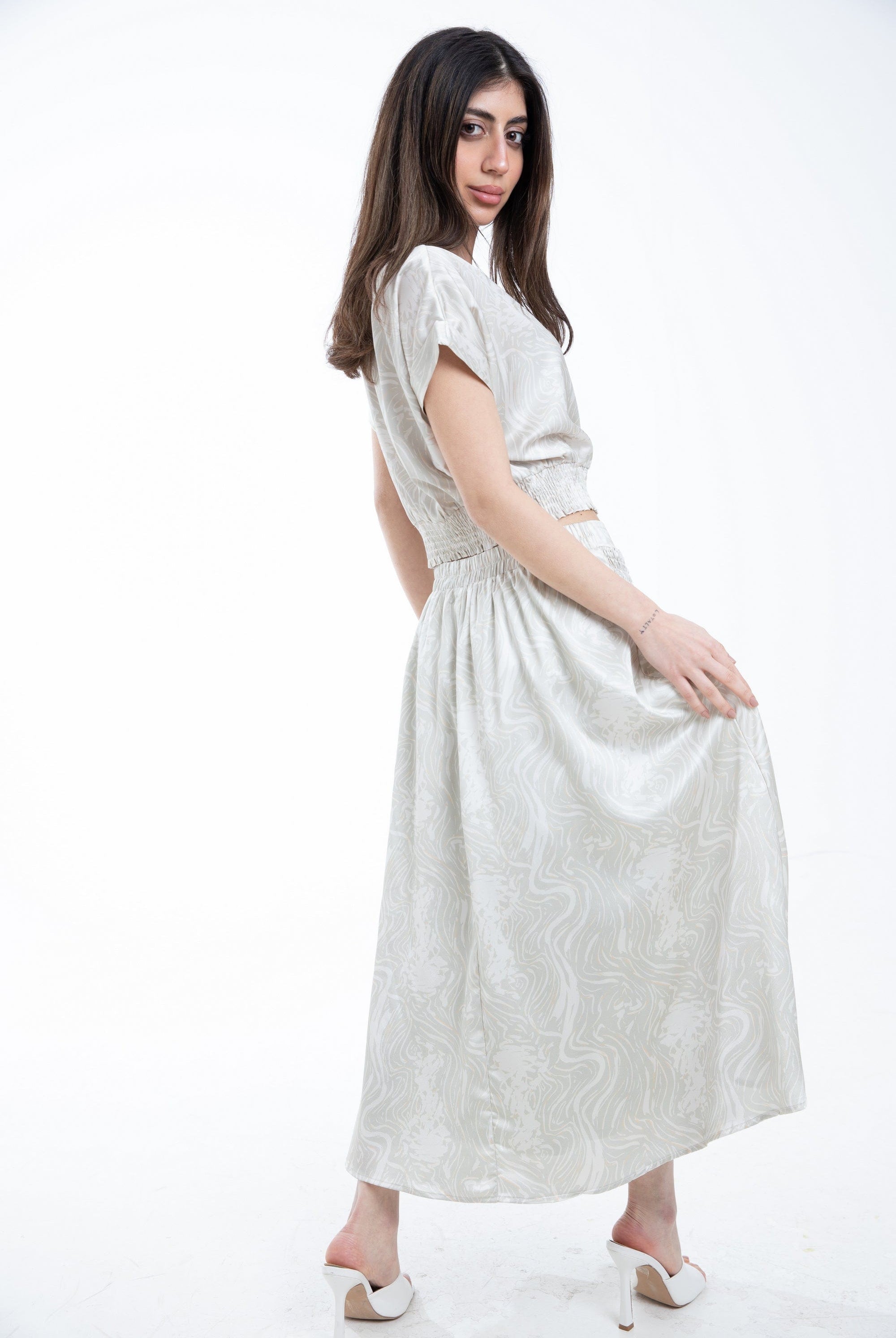 ميكا تنورة ميدي منقوشة بجزء مطاطي على الخصر