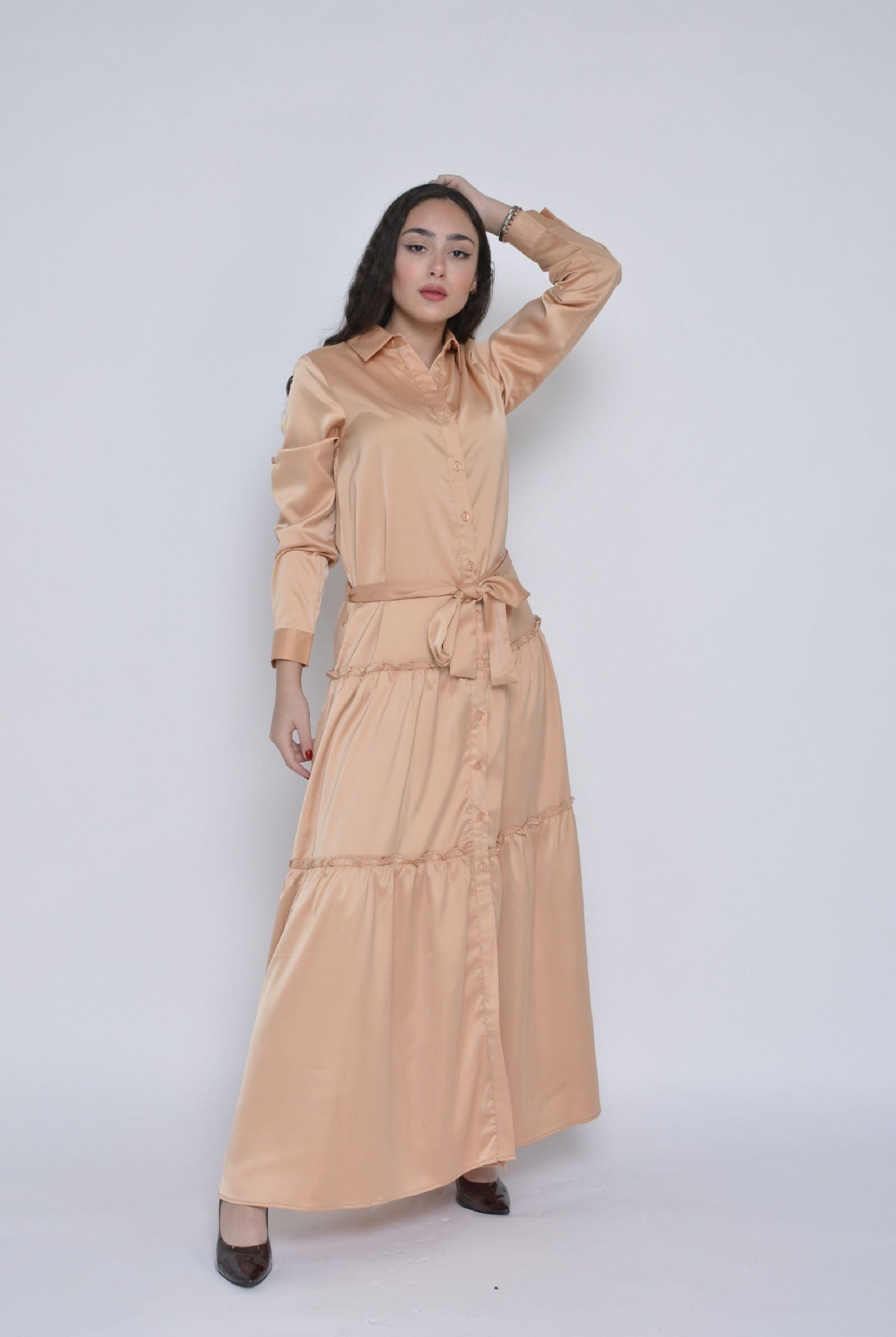 ميكا فستان ساتان طويل نمط قميص بحزام خصر كم طويل