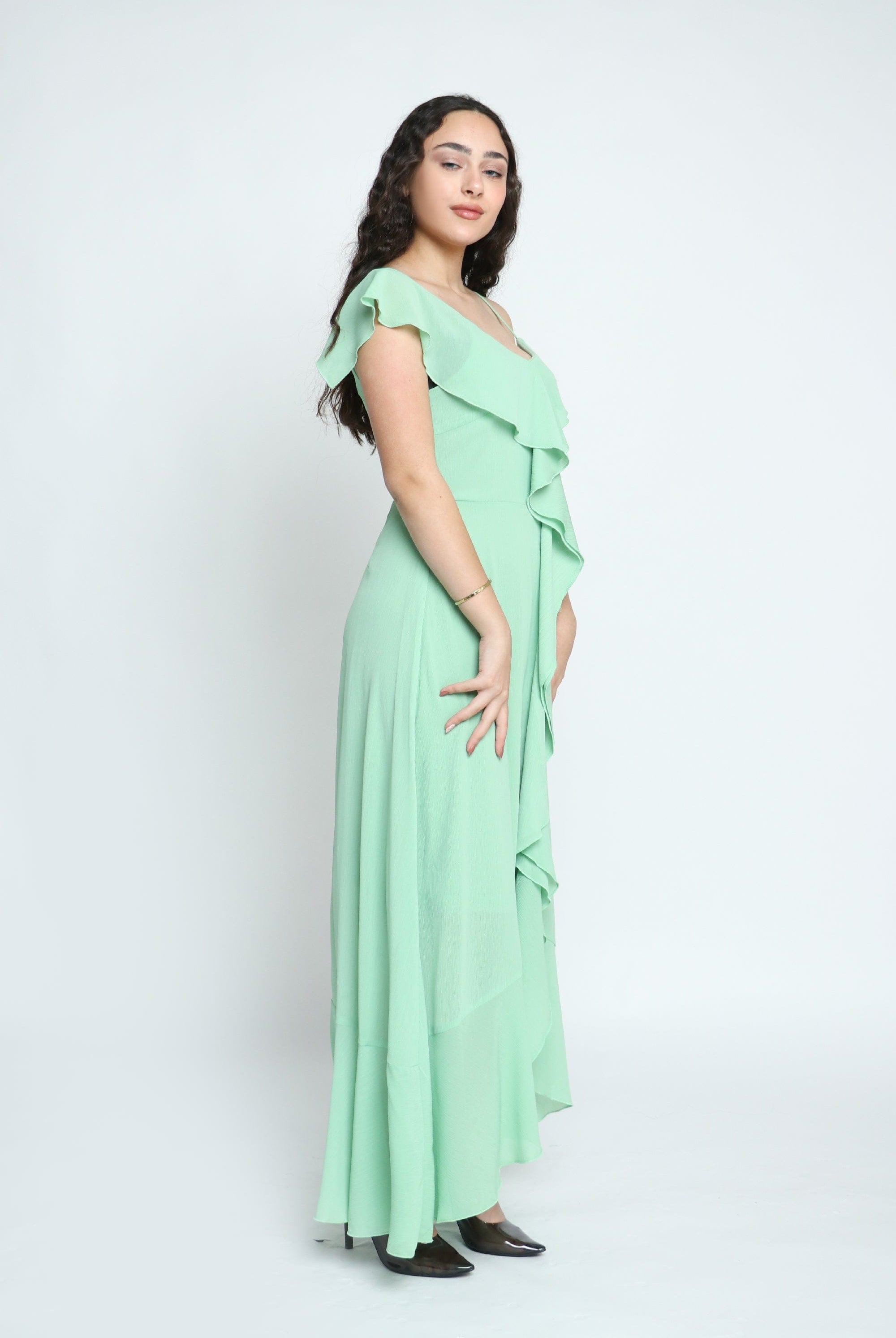 ميكا فستان طويل شيفون كريب بحمالات رفيعة وكشكشة بالطول