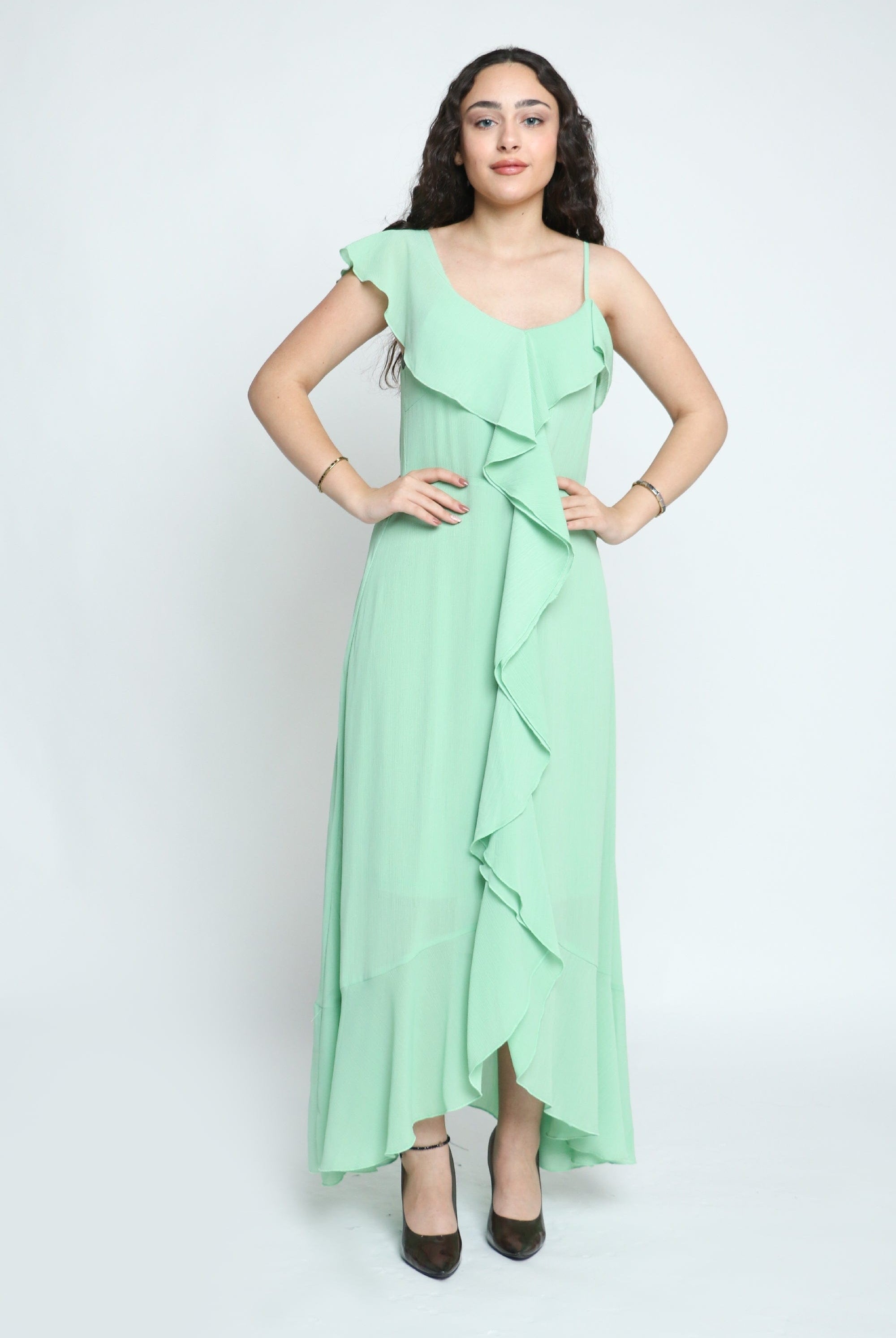 ميكا فستان طويل شيفون كريب بحمالات رفيعة وكشكشة بالطول