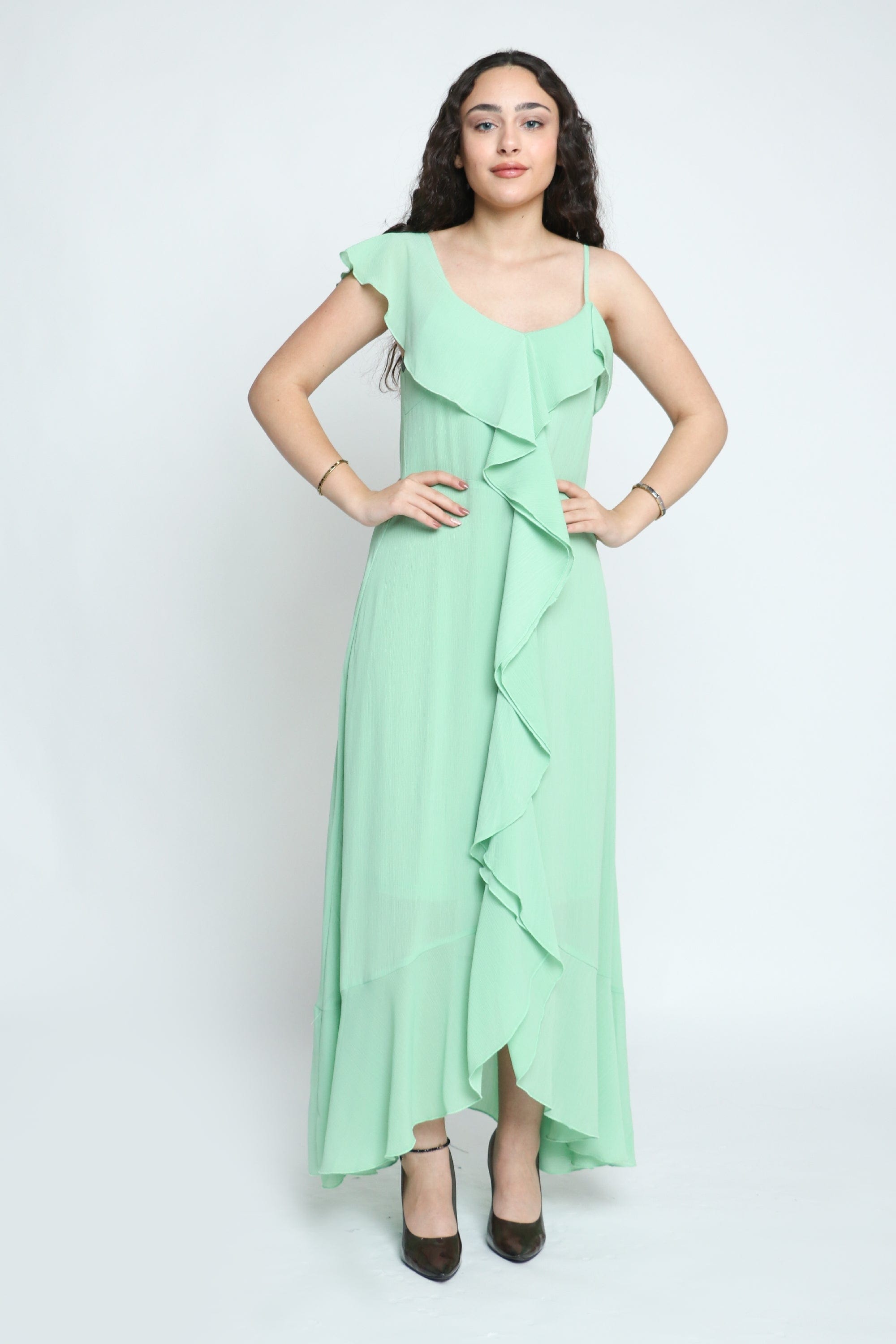 ميكا فستان طويل شيفون كريب بحمالات رفيعة وكشكشة بالطول