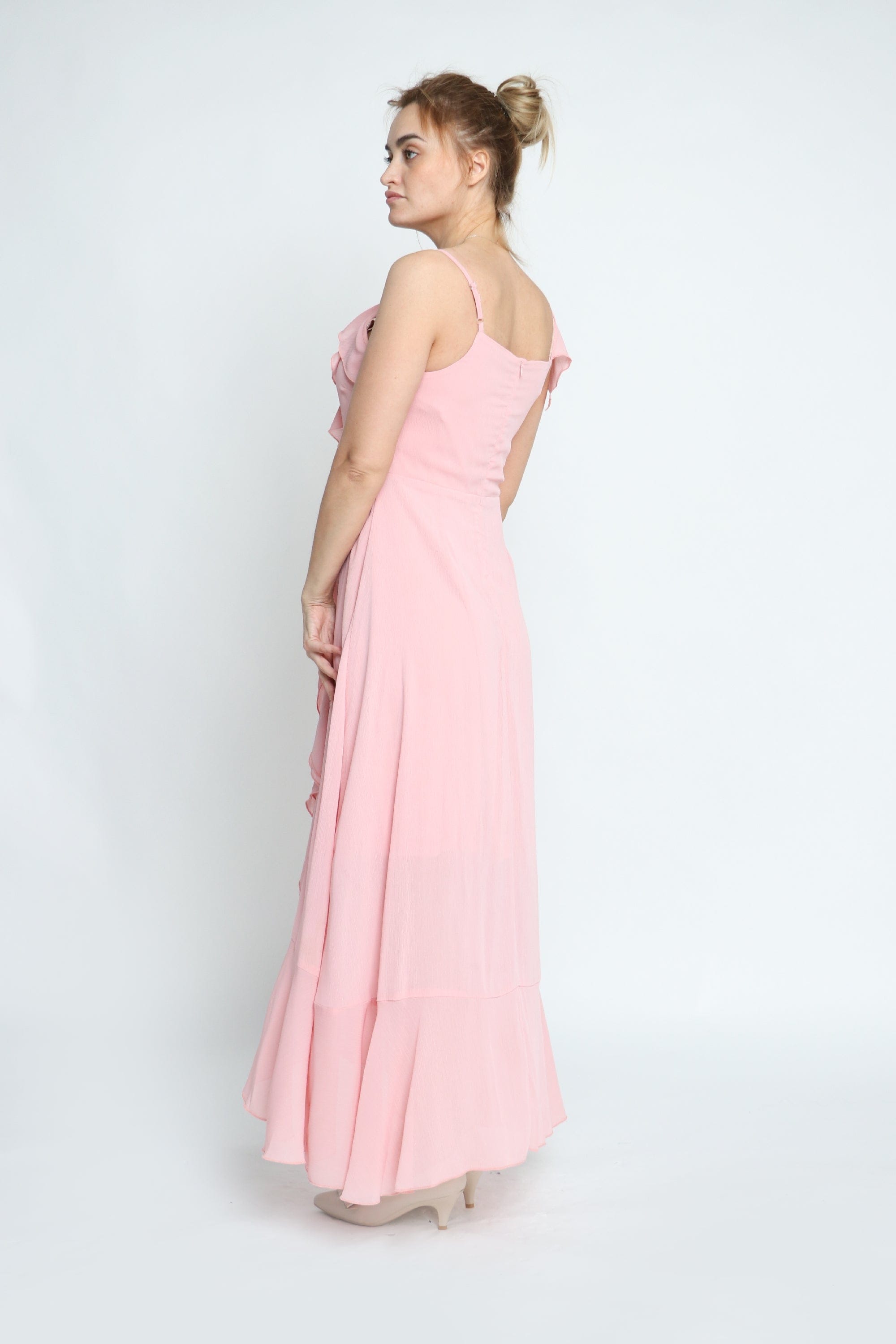 ميكا فستان طويل شيفون كريب بحمالات رفيعة وكشكشة بالطول