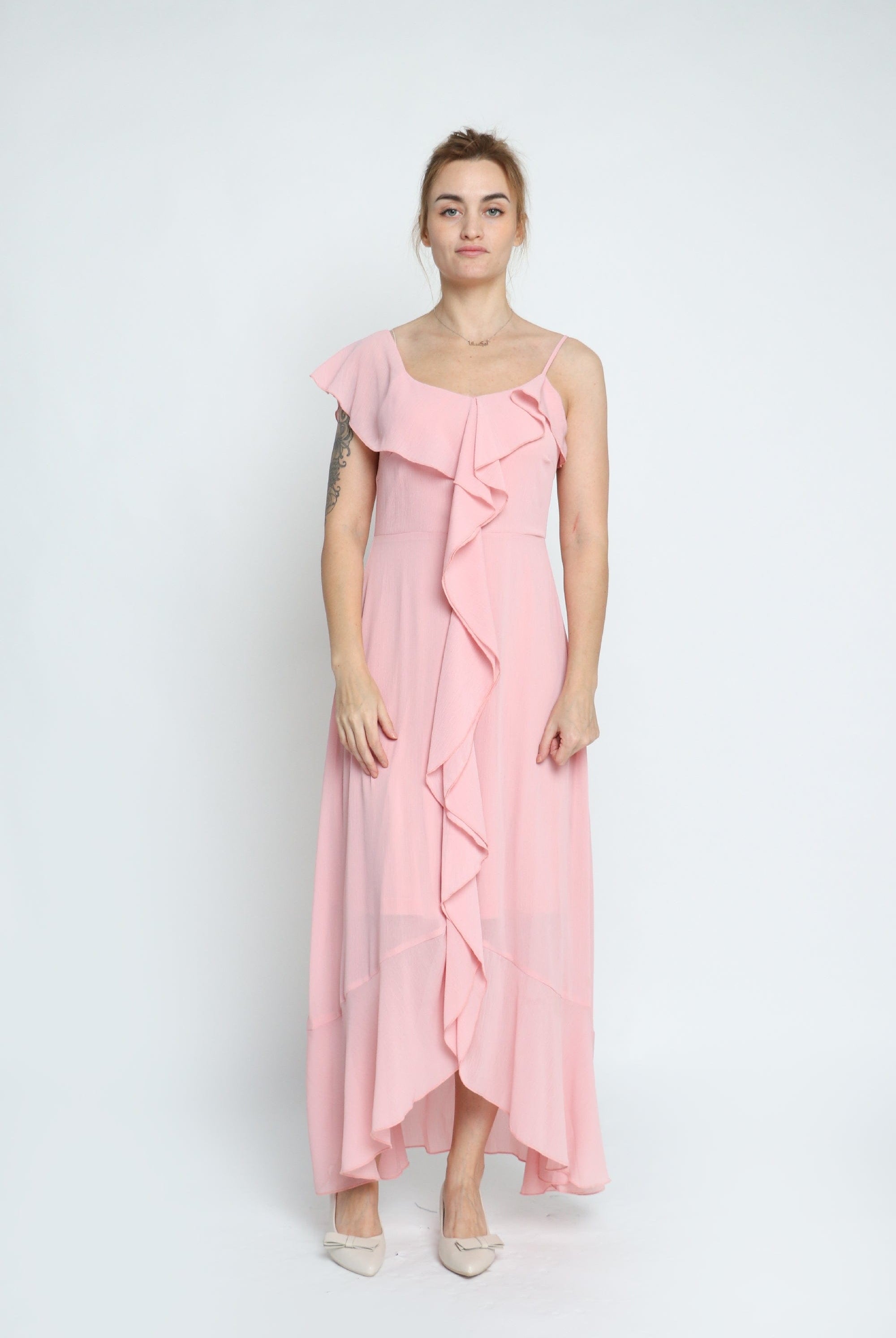 ميكا فستان طويل شيفون كريب بحمالات رفيعة وكشكشة بالطول