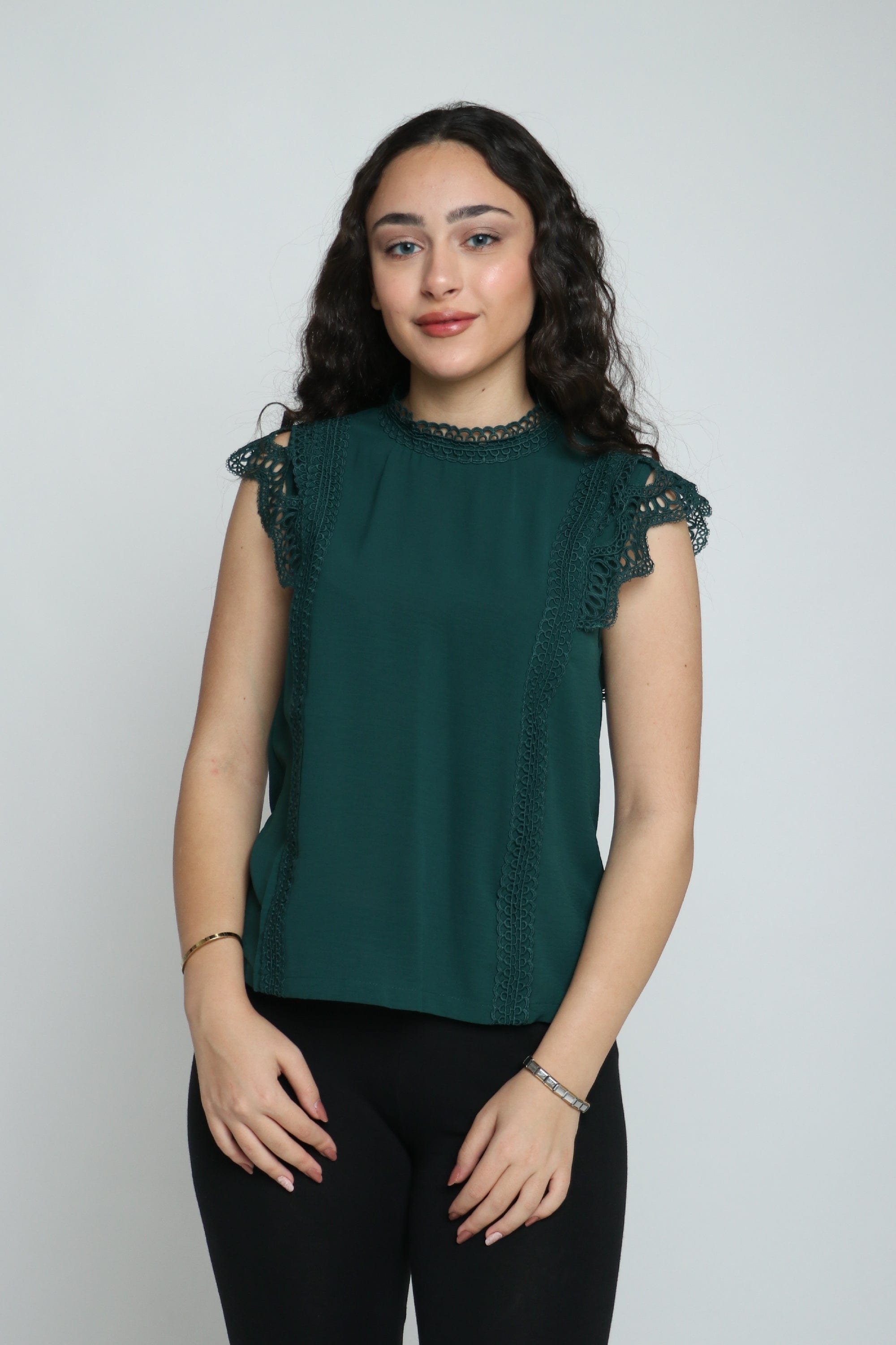 ميكا بلوزة بأكمام قصيرة سادة مزين بدانتيل