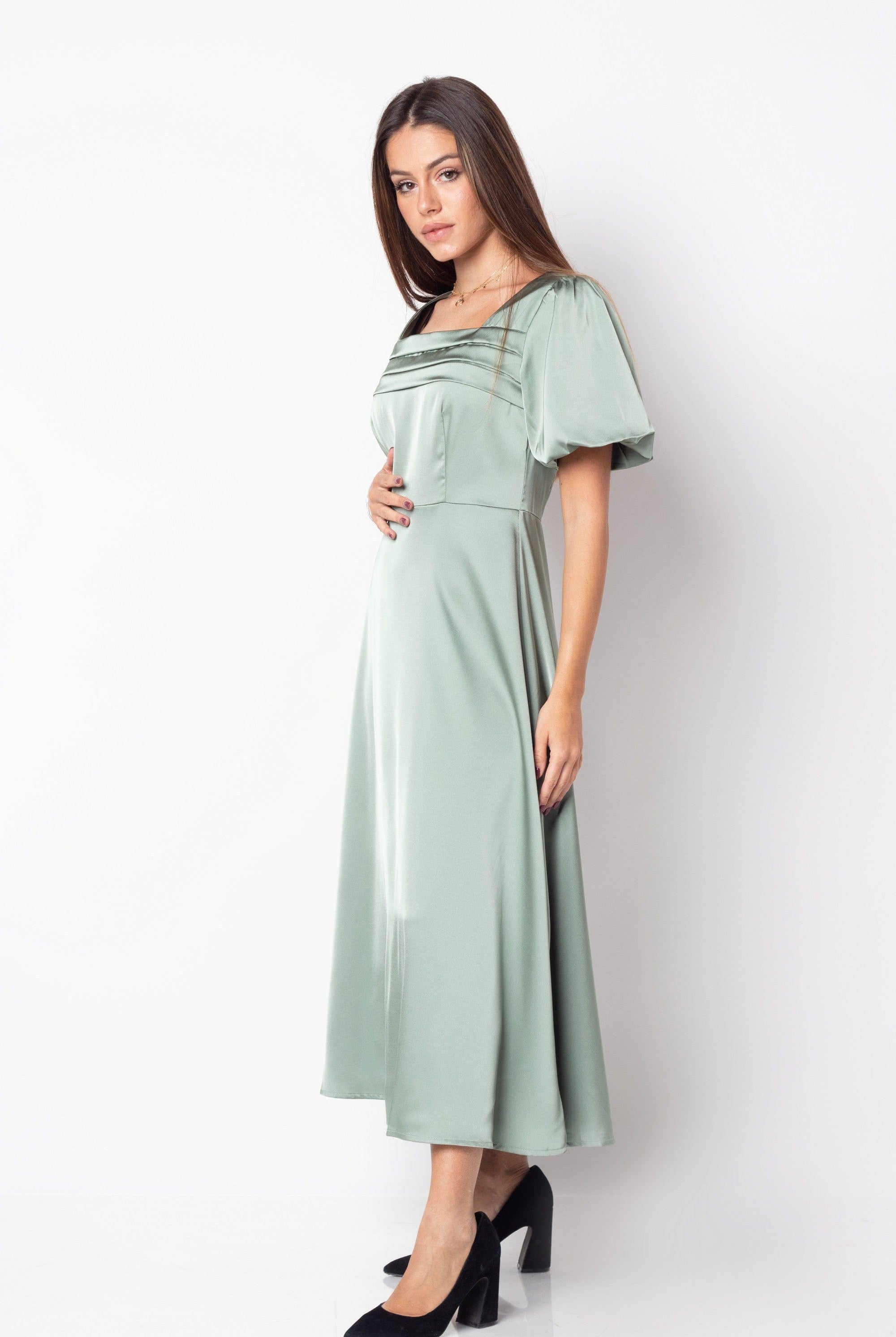 ميكا فستان ميدي حرير ياقة مربعة بكم قصير