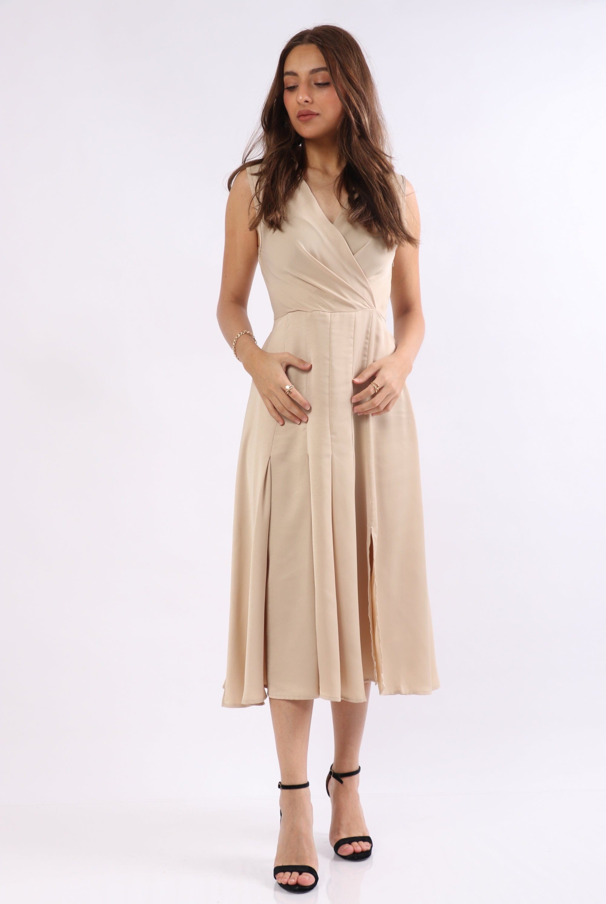 ميكا فستان ميدي بدون أكمام بفتحة صدر V مزين بكسرات عريضة