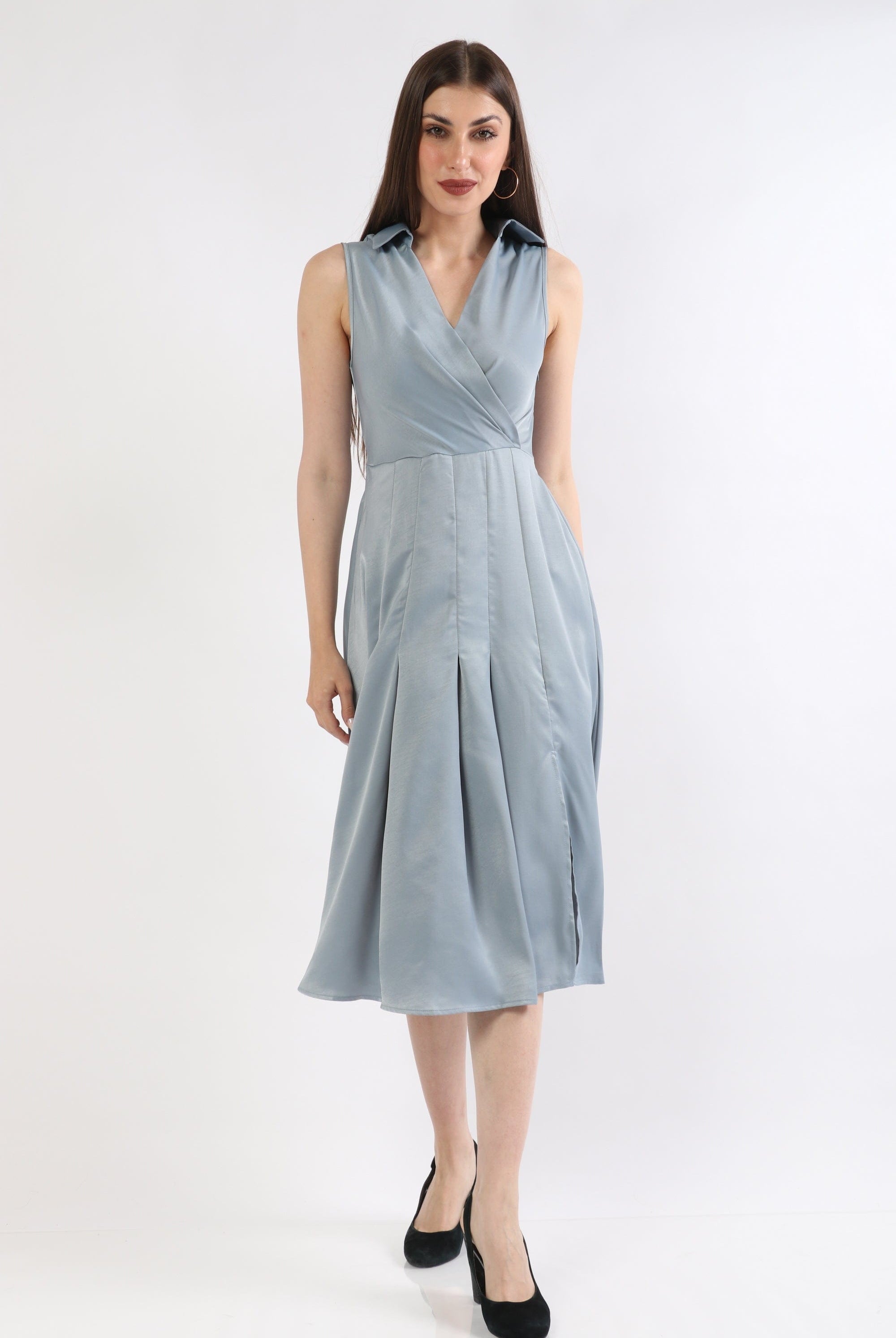 ميكا فستان ميدي بدون أكمام بفتحة صدر V مزين بكسرات عريضة