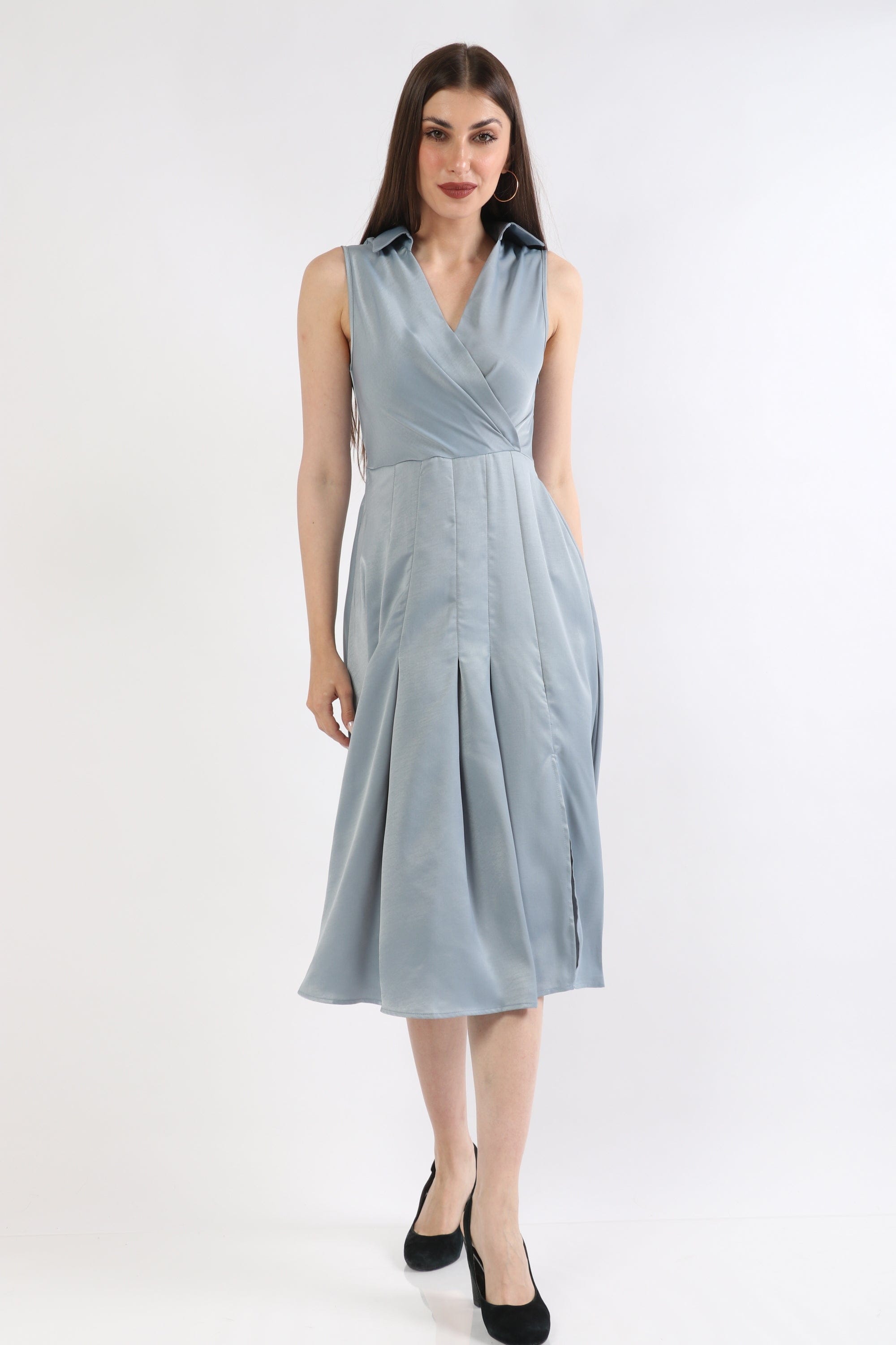 ميكا فستان ميدي بدون أكمام بفتحة صدر V مزين بكسرات عريضة