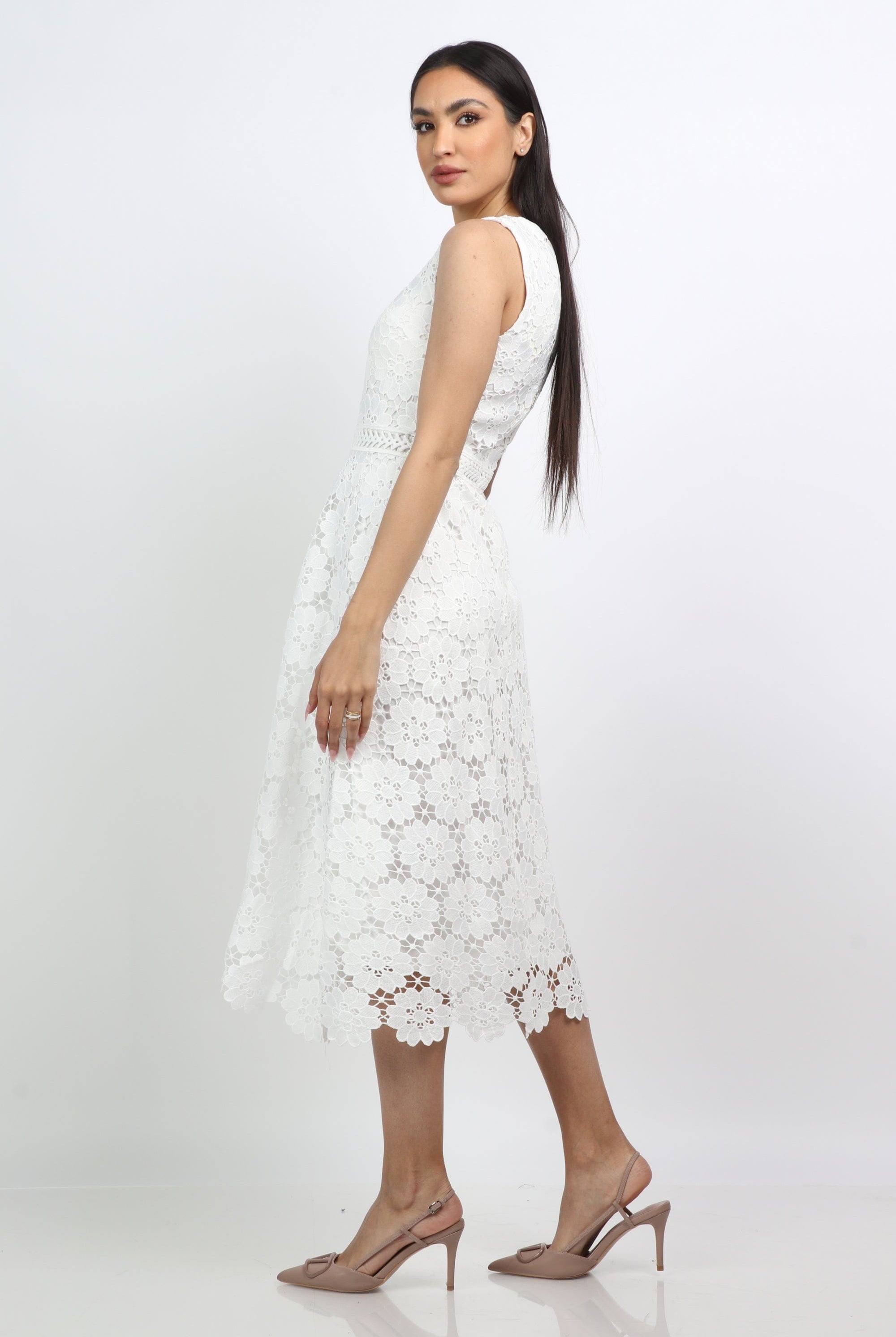 ميكا فستان ميدي دانتيل بخصر مطرز بدون كم أوف وايت