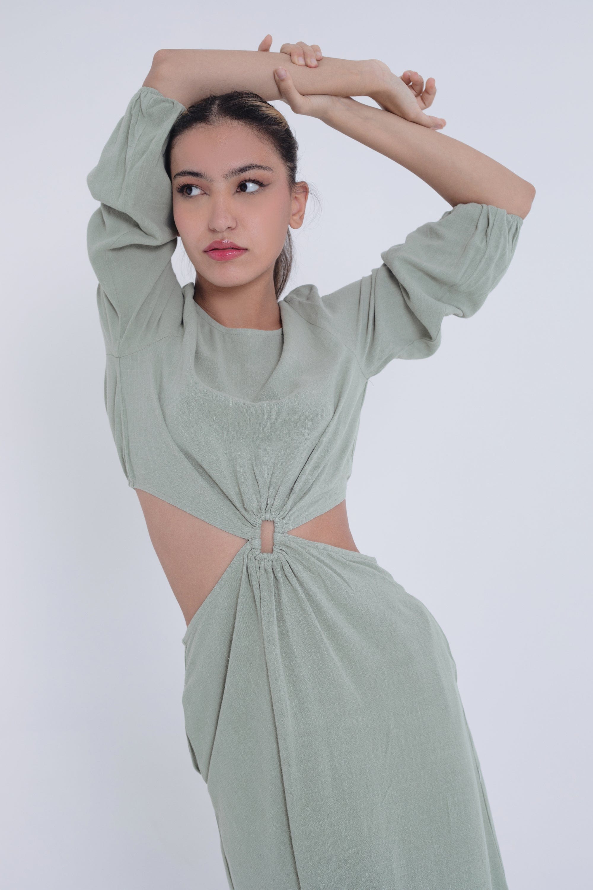 ميكا فستان ميدي مفتوح من الخصر بأكمام طويلة