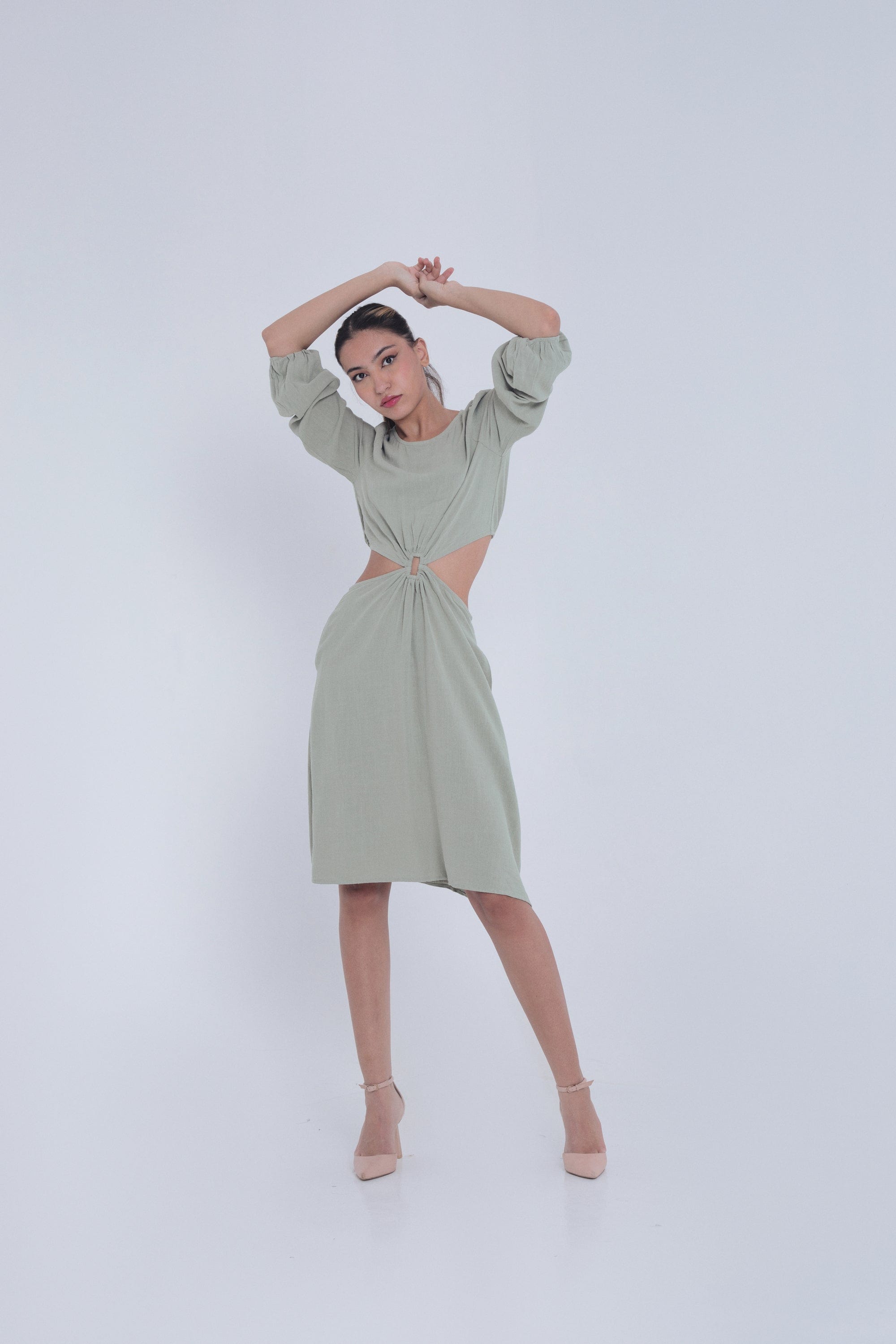 ميكا فستان ميدي مفتوح من الخصر بأكمام طويلة