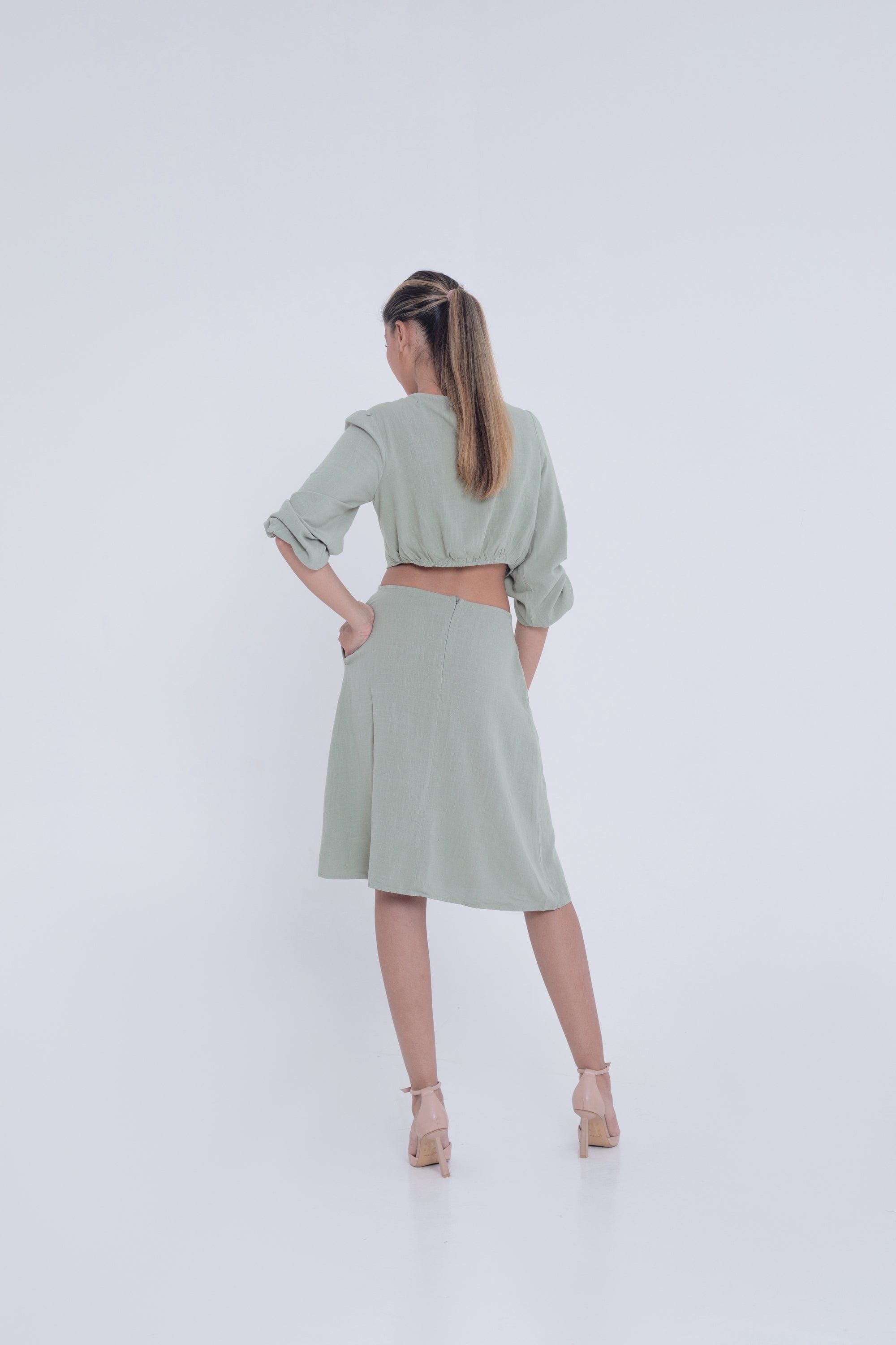 ميكا فستان ميدي مفتوح من الخصر بأكمام طويلة