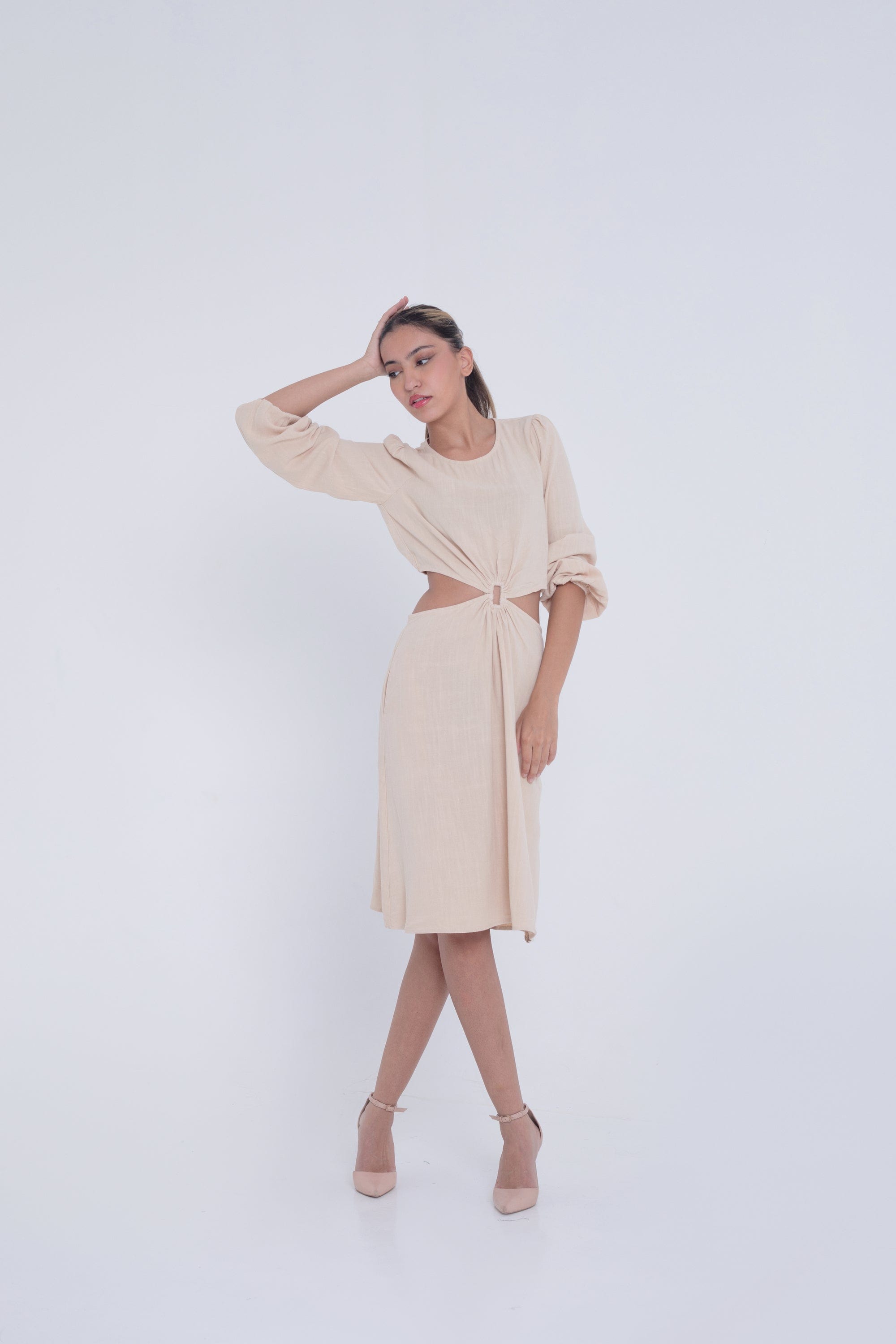 ميكا فستان ميدي مفتوح من الخصر بأكمام طويلة