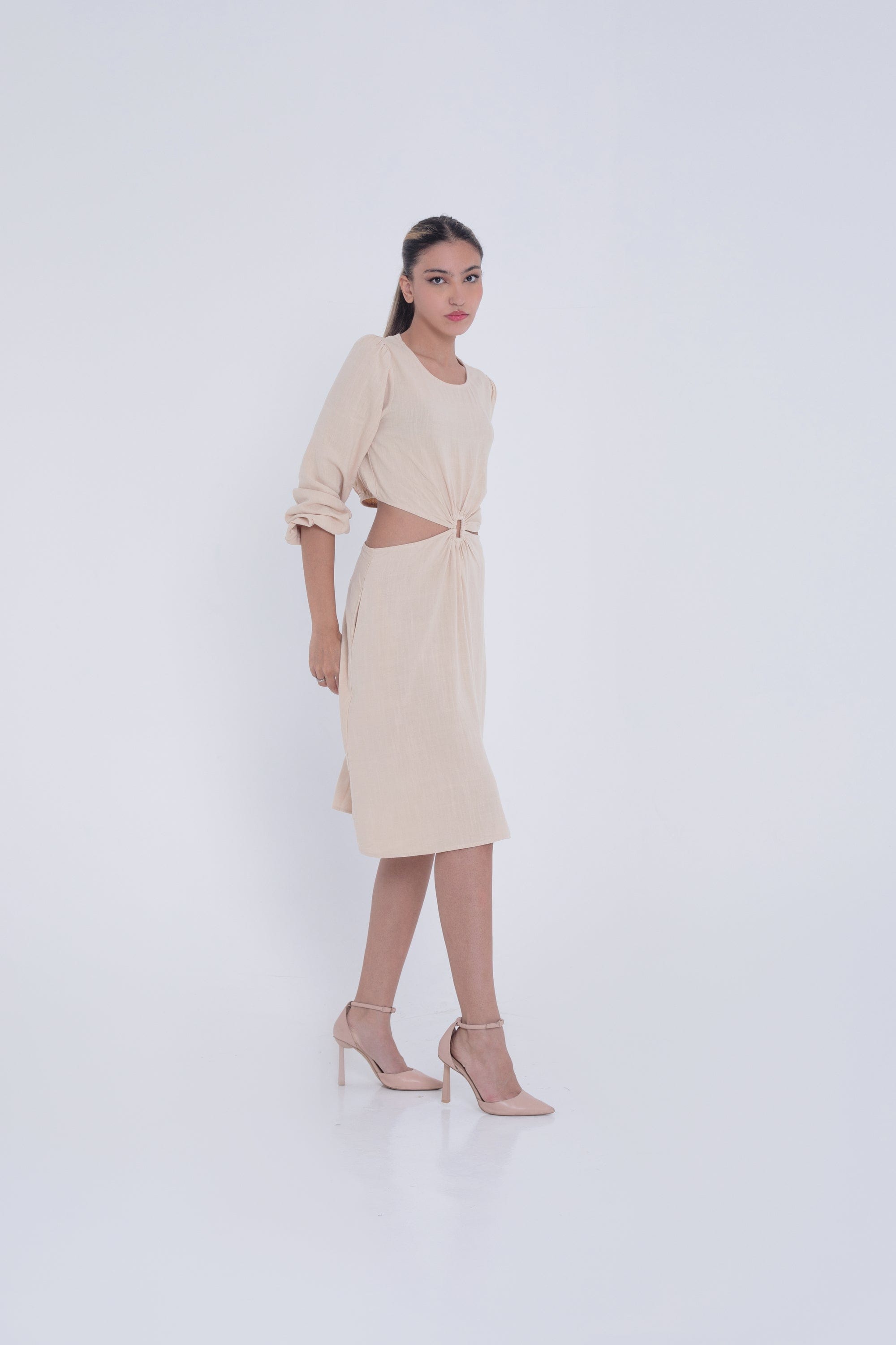 ميكا فستان ميدي مفتوح من الخصر بأكمام طويلة