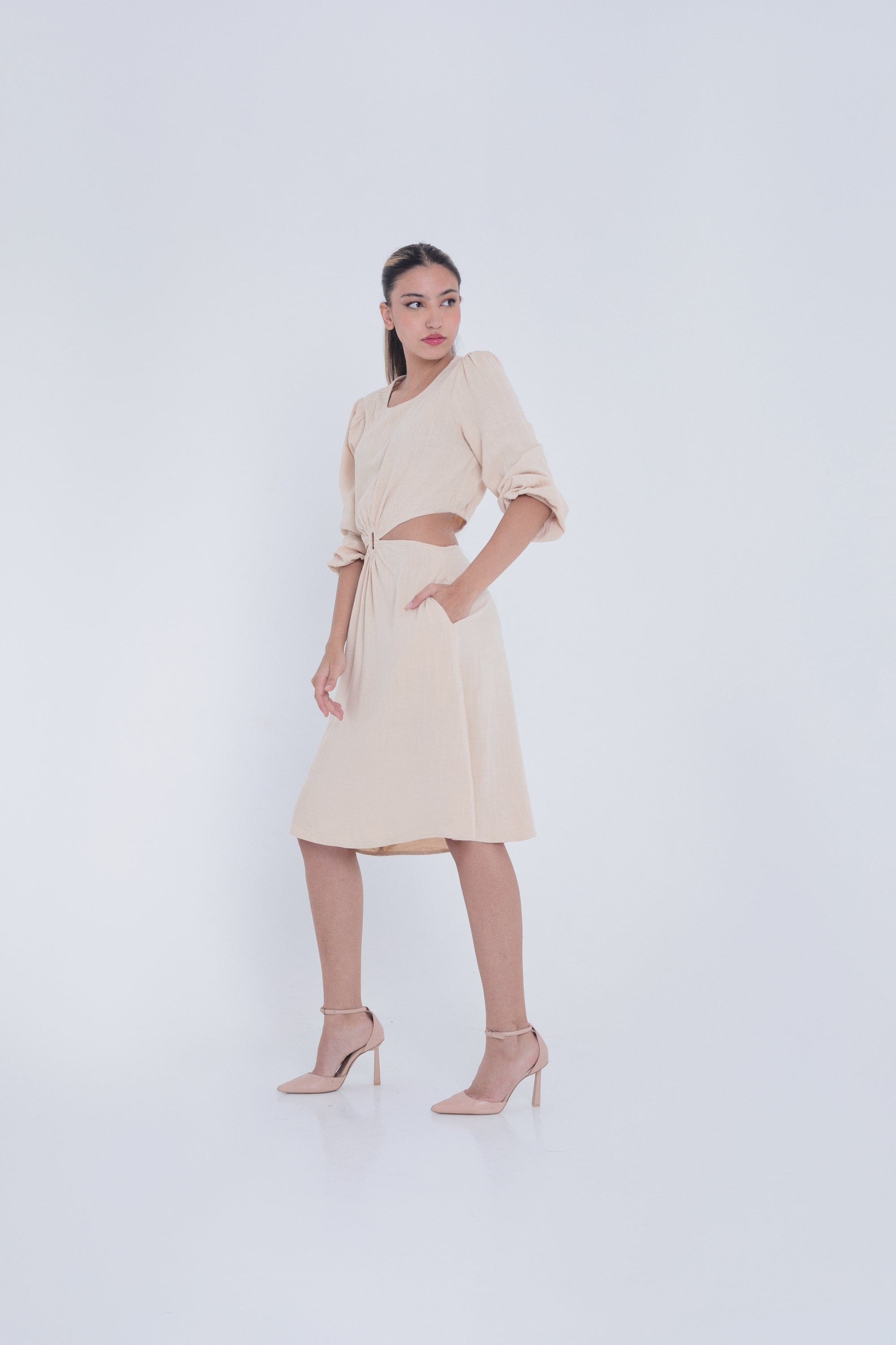 ميكا فستان ميدي مفتوح من الخصر بأكمام طويلة