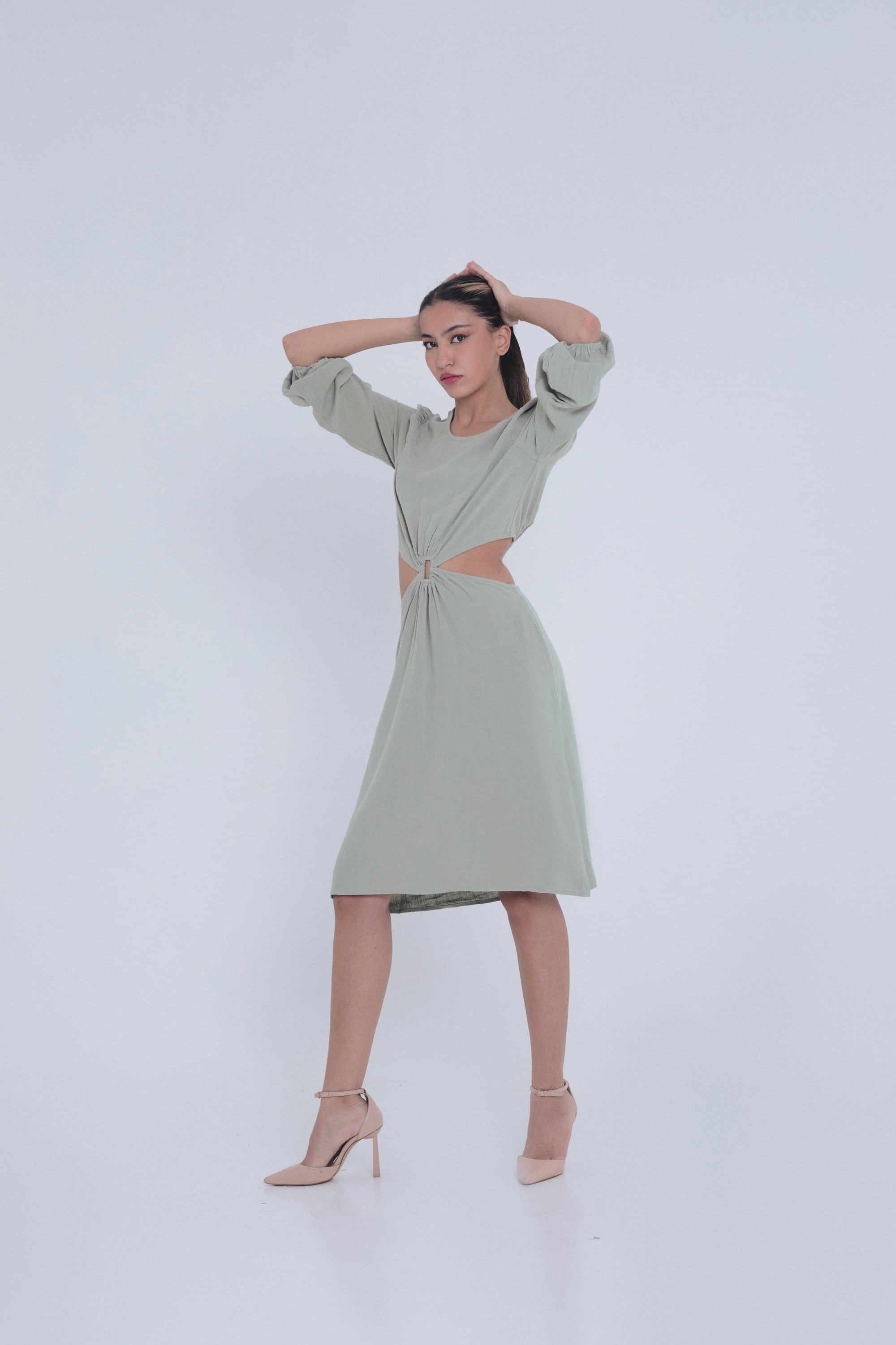 ميكا فستان ميدي مفتوح من الخصر بأكمام طويلة