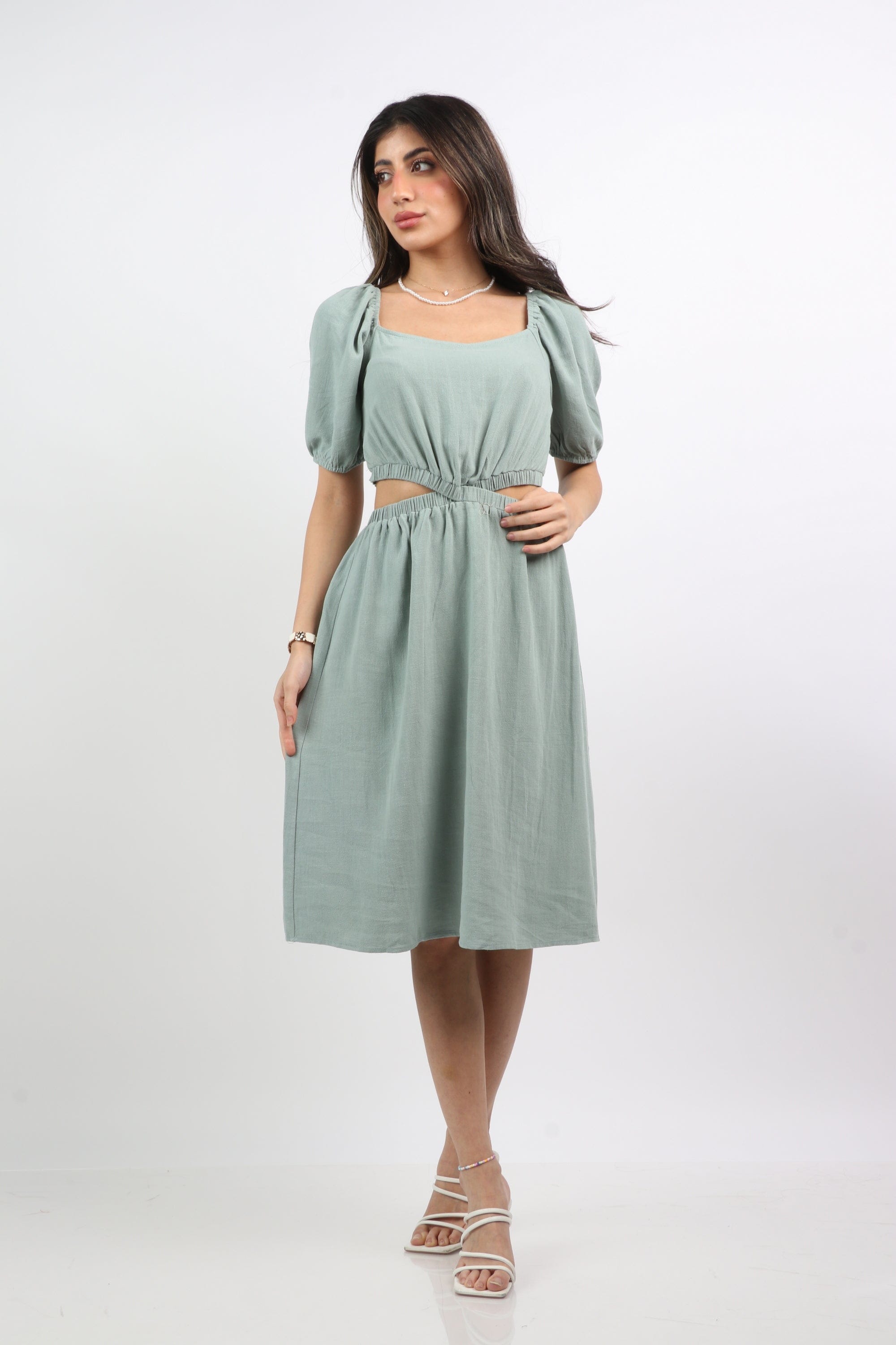 ميكا فستان قصير سادة مفتوح من الخصر كم قصير