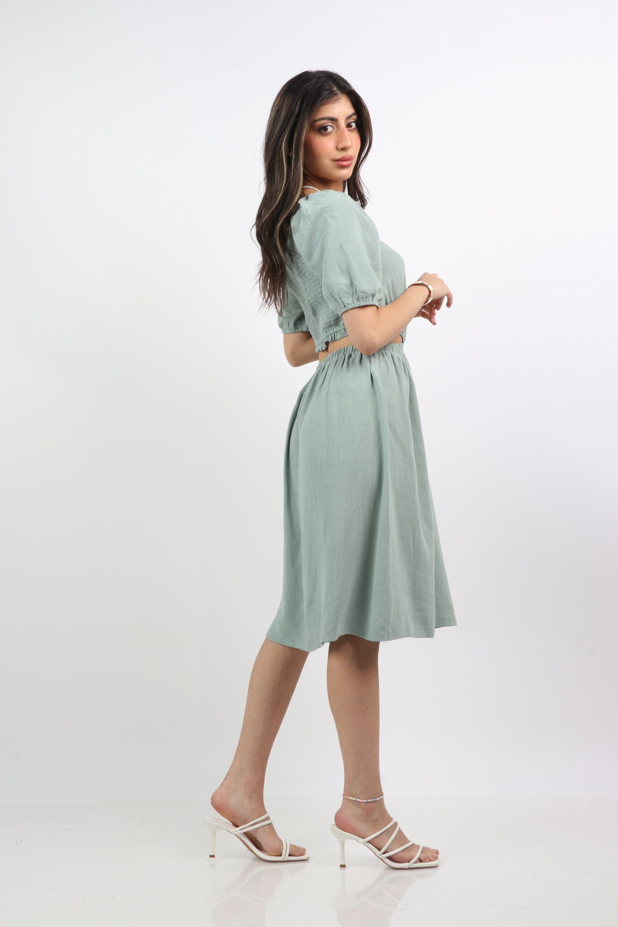 ميكا فستان قصير سادة مفتوح من الخصر كم قصير