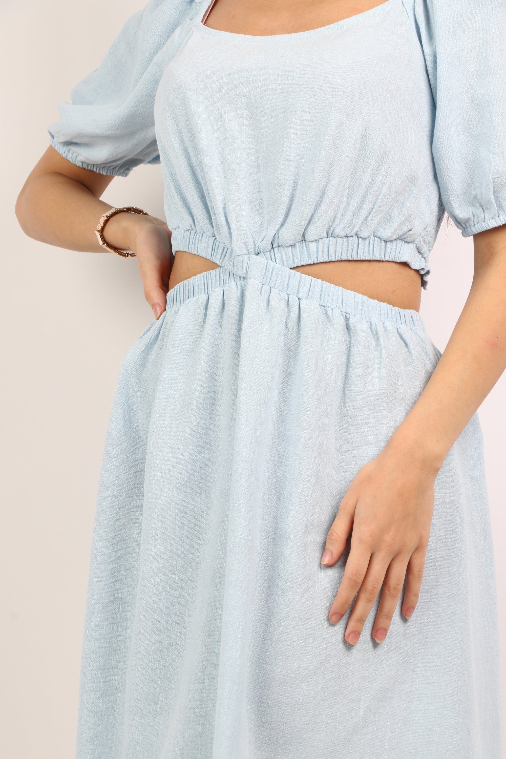 ميكا فستان قصير سادة مفتوح من الخصر كم قصير