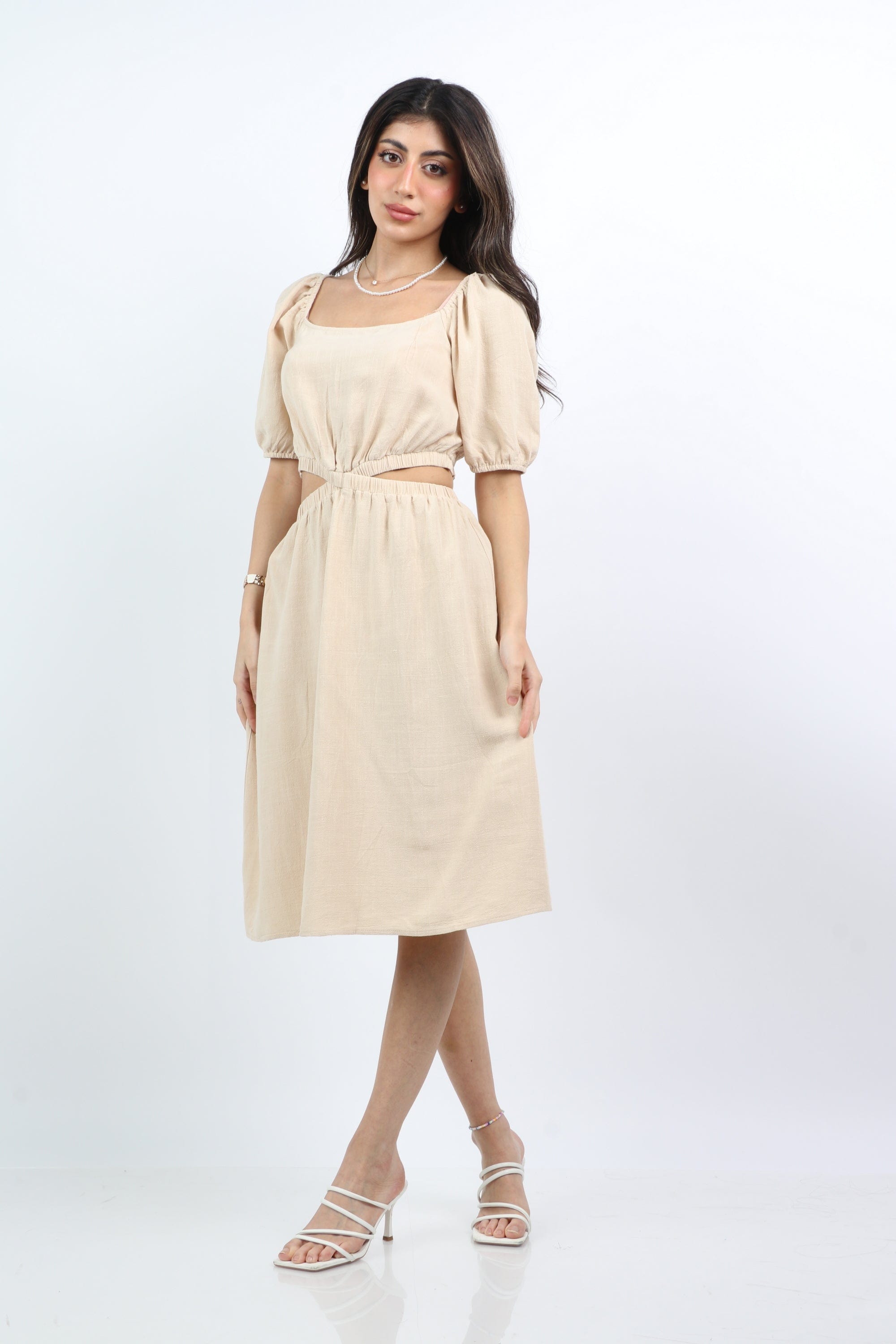 ميكا فستان قصير سادة مفتوح من الخصر كم قصير