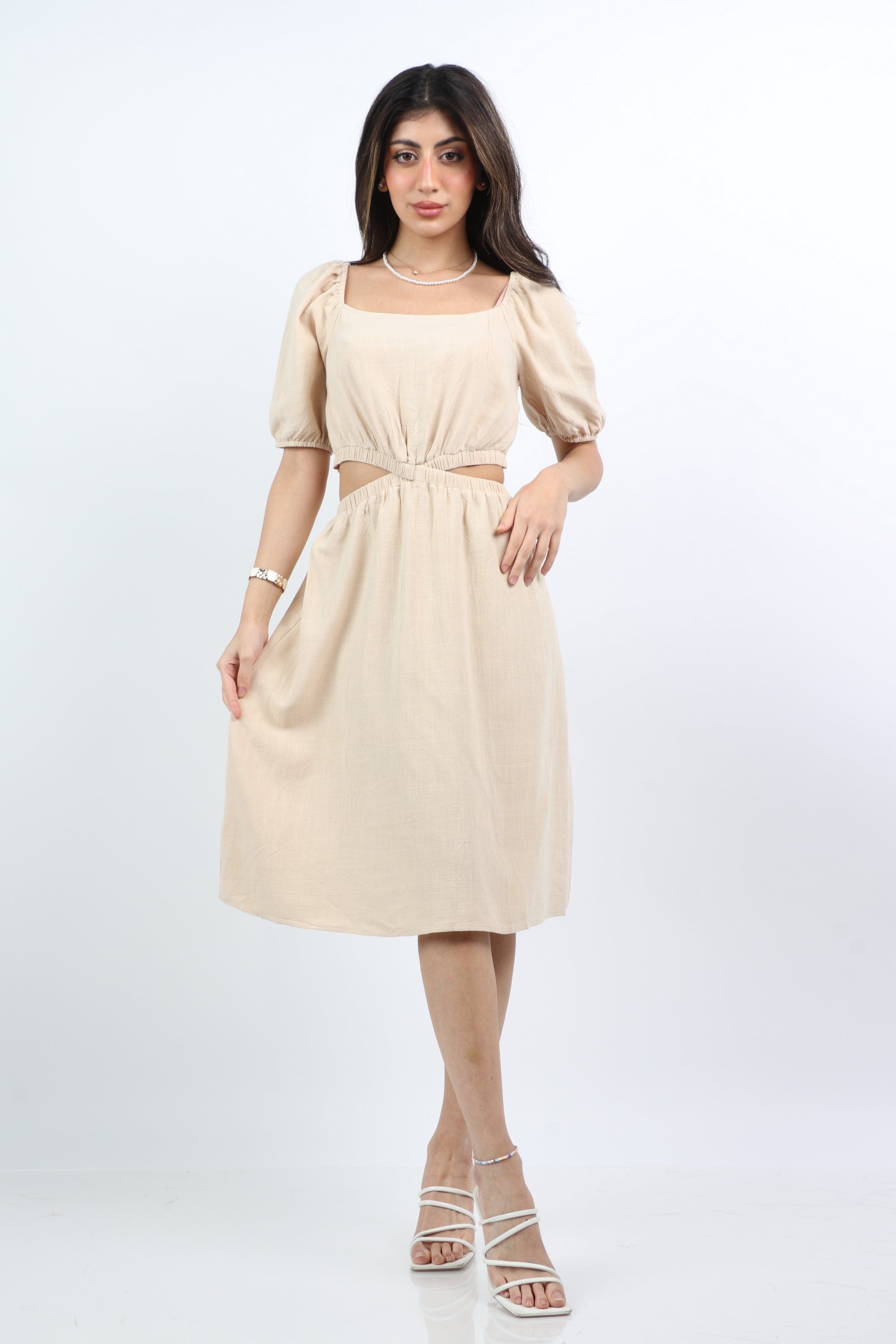 ميكا فستان قصير سادة مفتوح من الخصر كم قصير