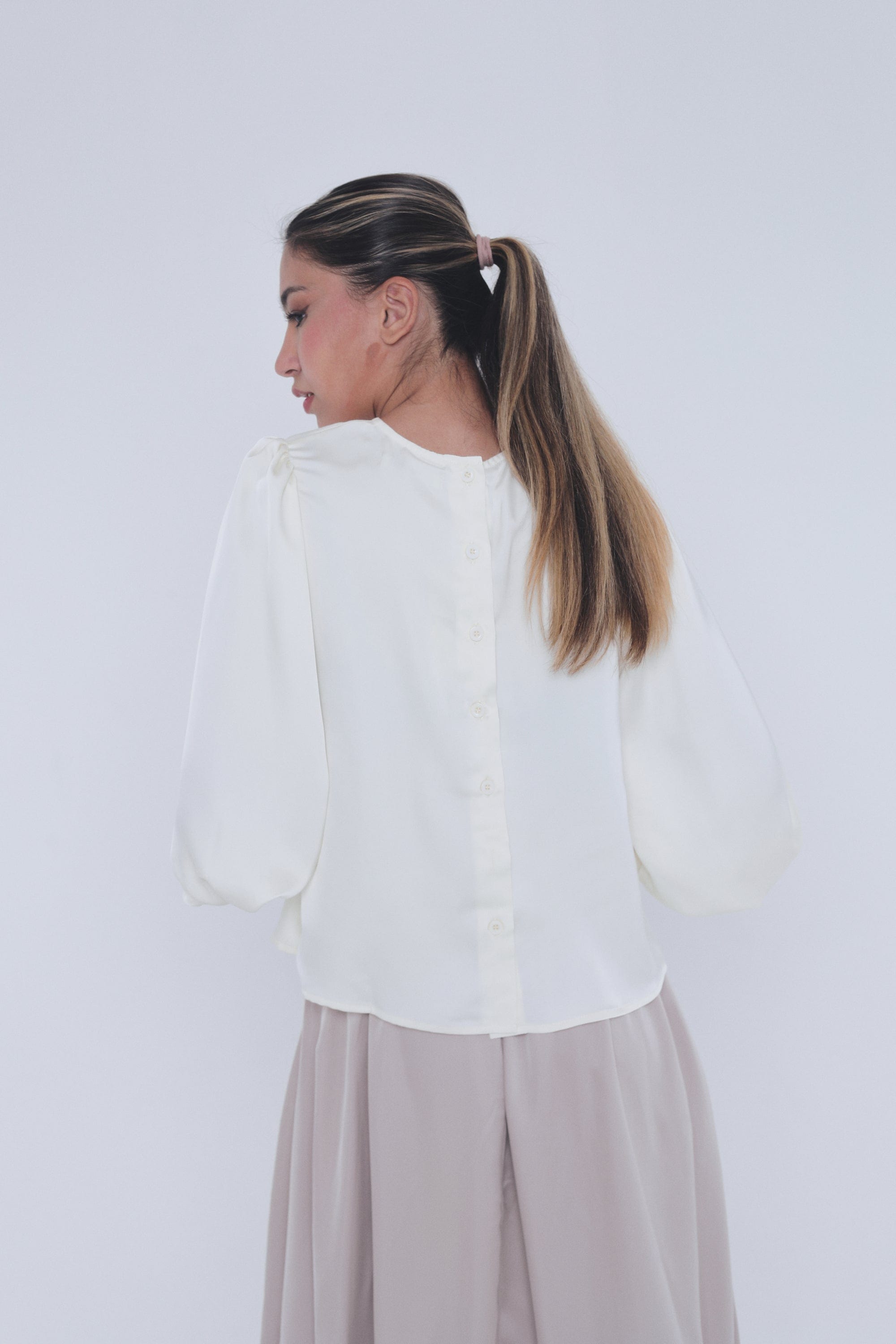 ميكا بلوزة ستان سادة بأكمام منفوخة طويلة نسائي