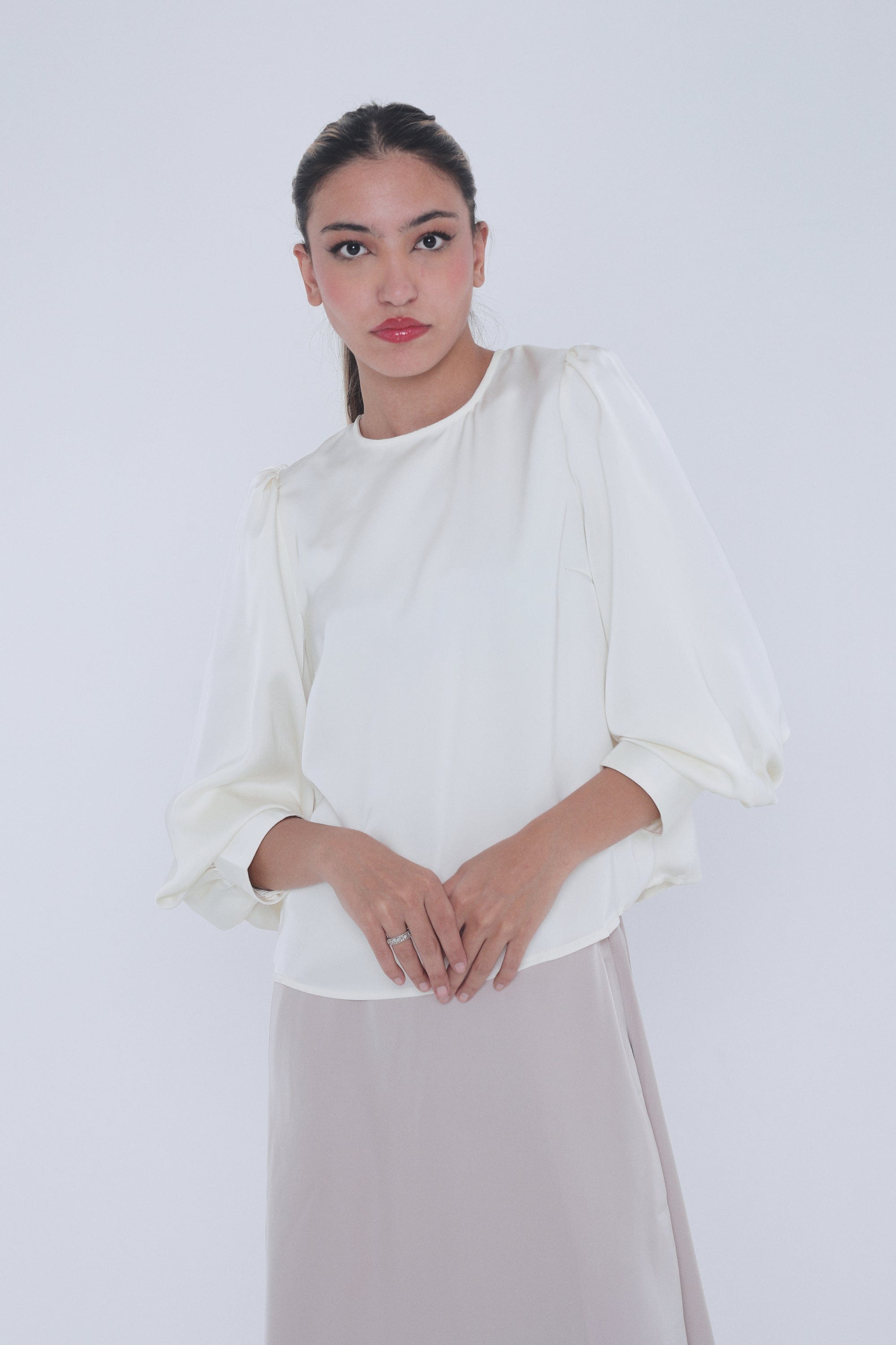 ميكا بلوزة ستان سادة بأكمام منفوخة طويلة نسائي