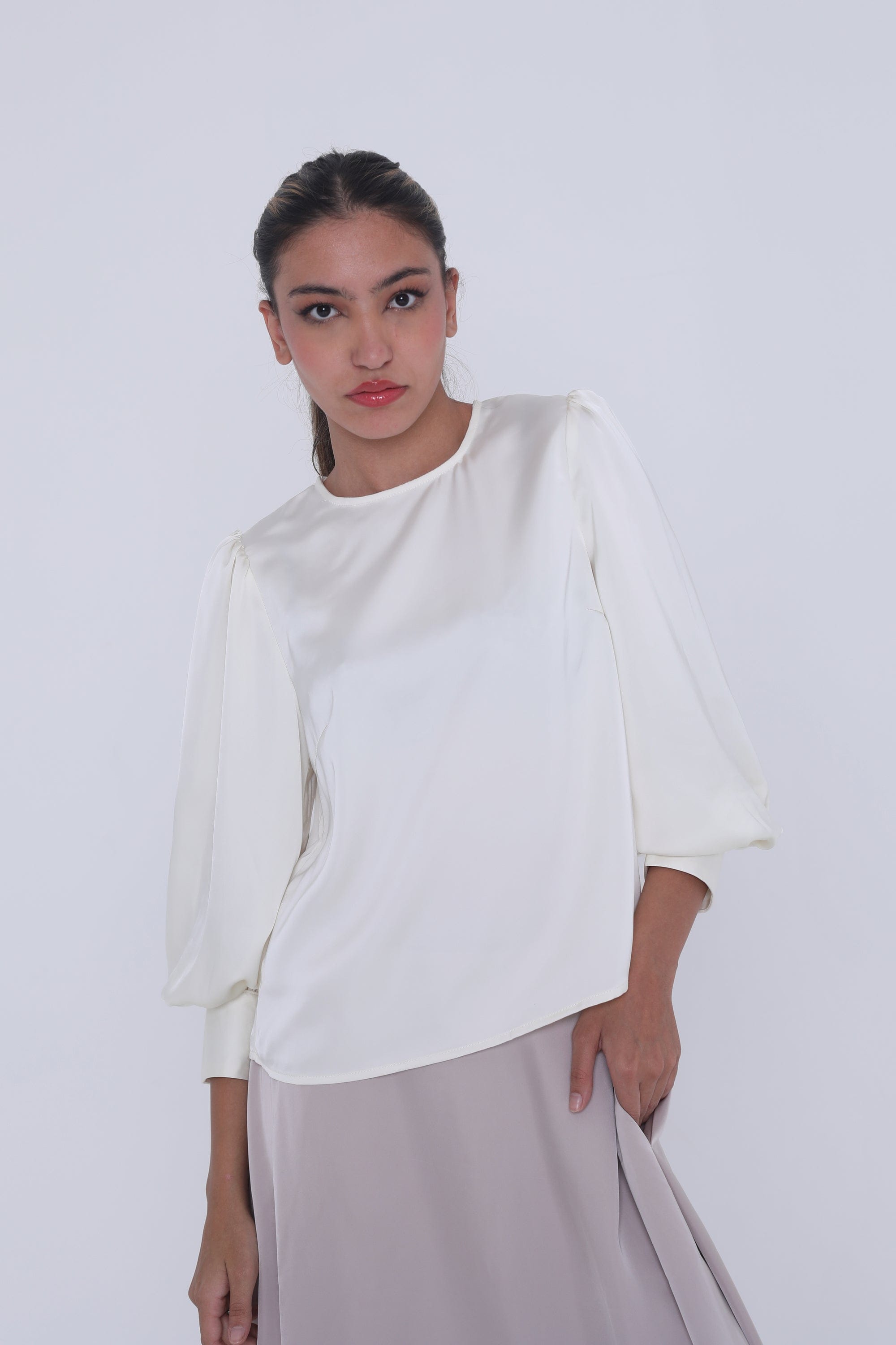 ميكا بلوزة ستان سادة بأكمام منفوخة طويلة نسائي