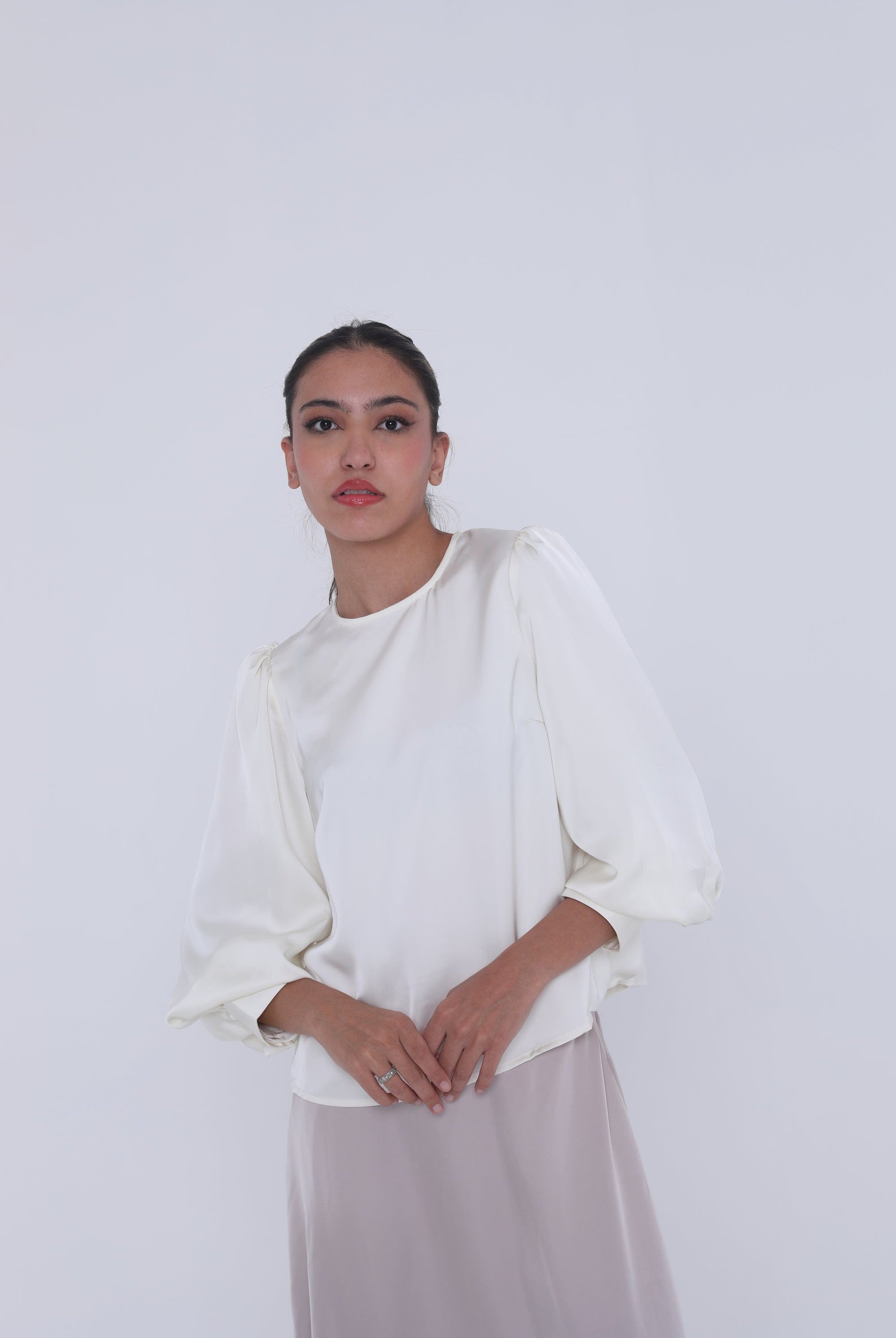 ميكا بلوزة ستان سادة بأكمام منفوخة طويلة نسائي