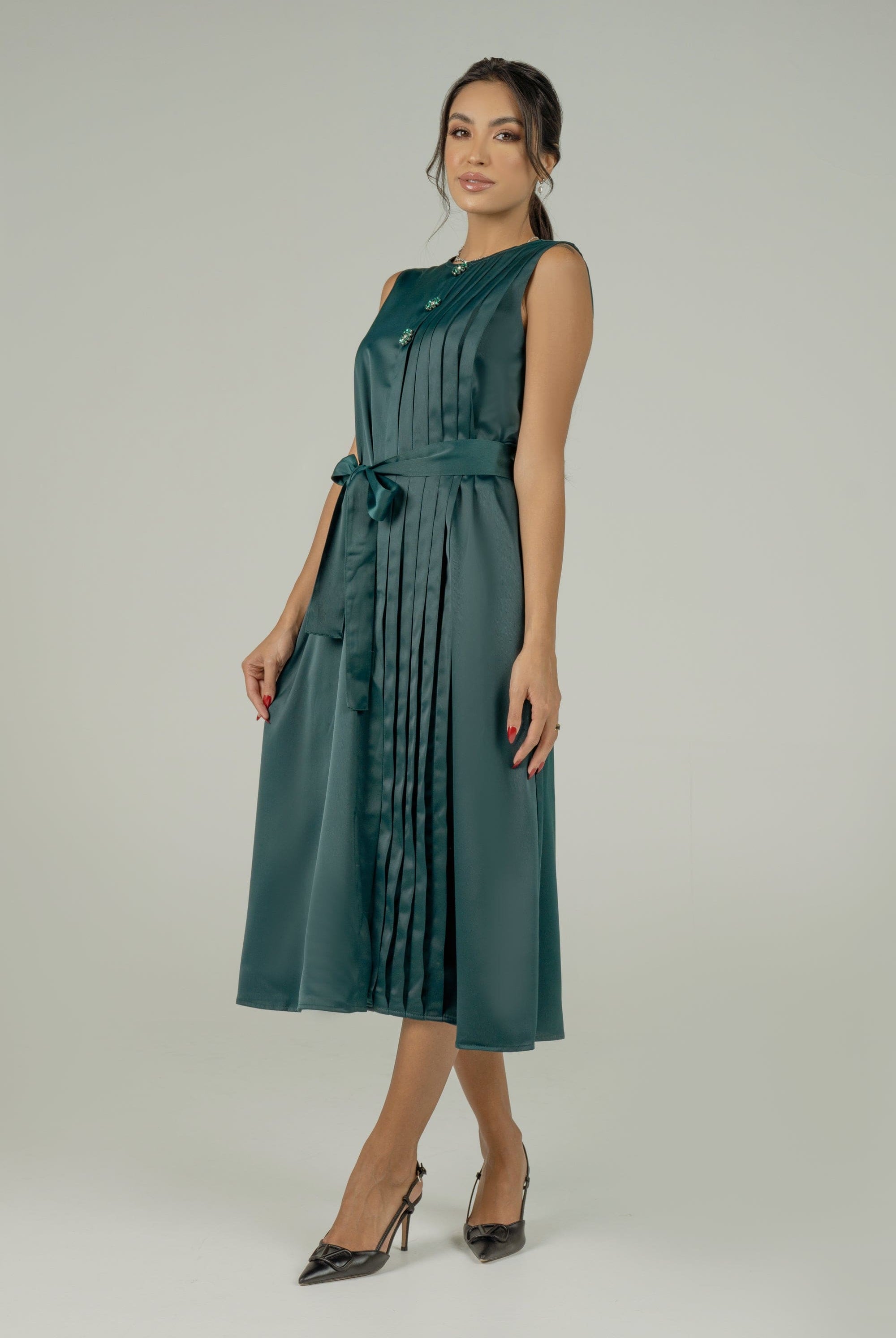 ميكا فستان ميدي سادة بكسرات بالطول بحزام خصر بدون كم