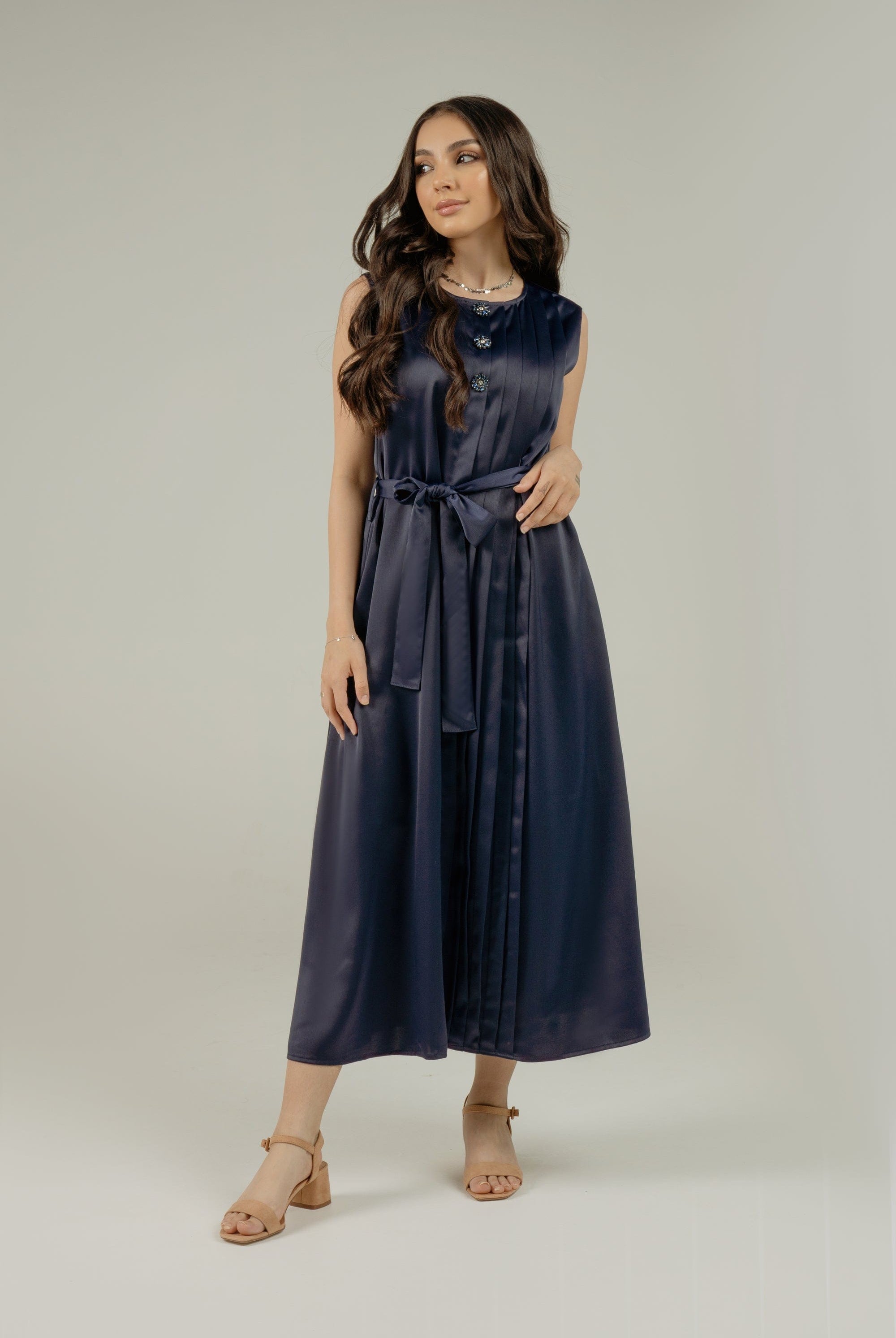 ميكا فستان ميدي سادة بكسرات بالطول بحزام خصر بدون كم