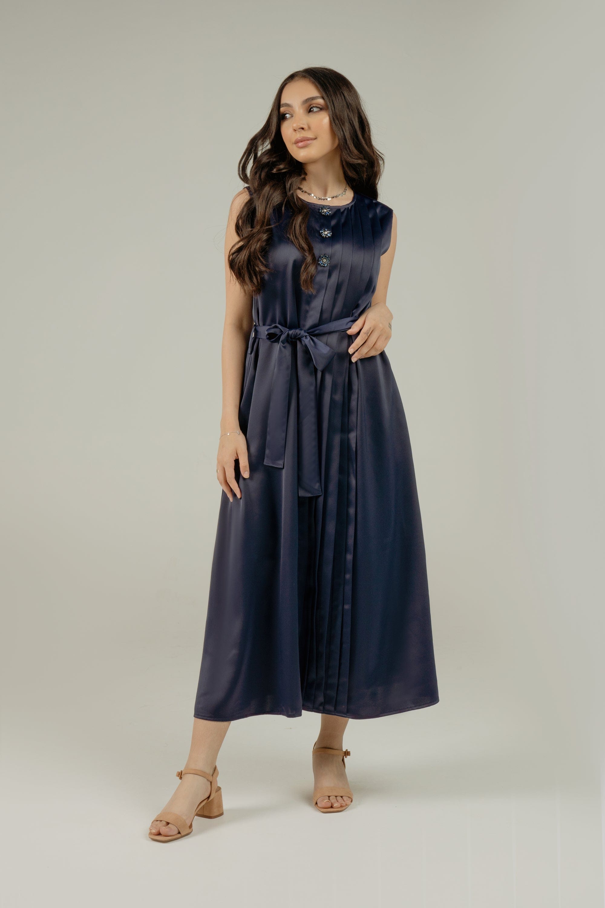 ميكا فستان ميدي سادة بكسرات بالطول بحزام خصر بدون كم