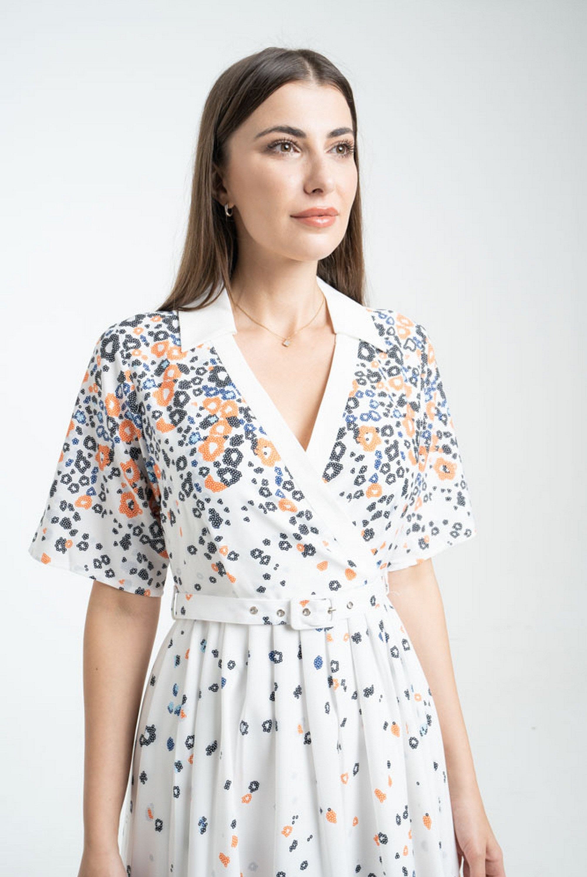 ميكا فستان ميدي منقوش بنقشة ورود لف بحزام على الخصر وياقة نص كم نسائي