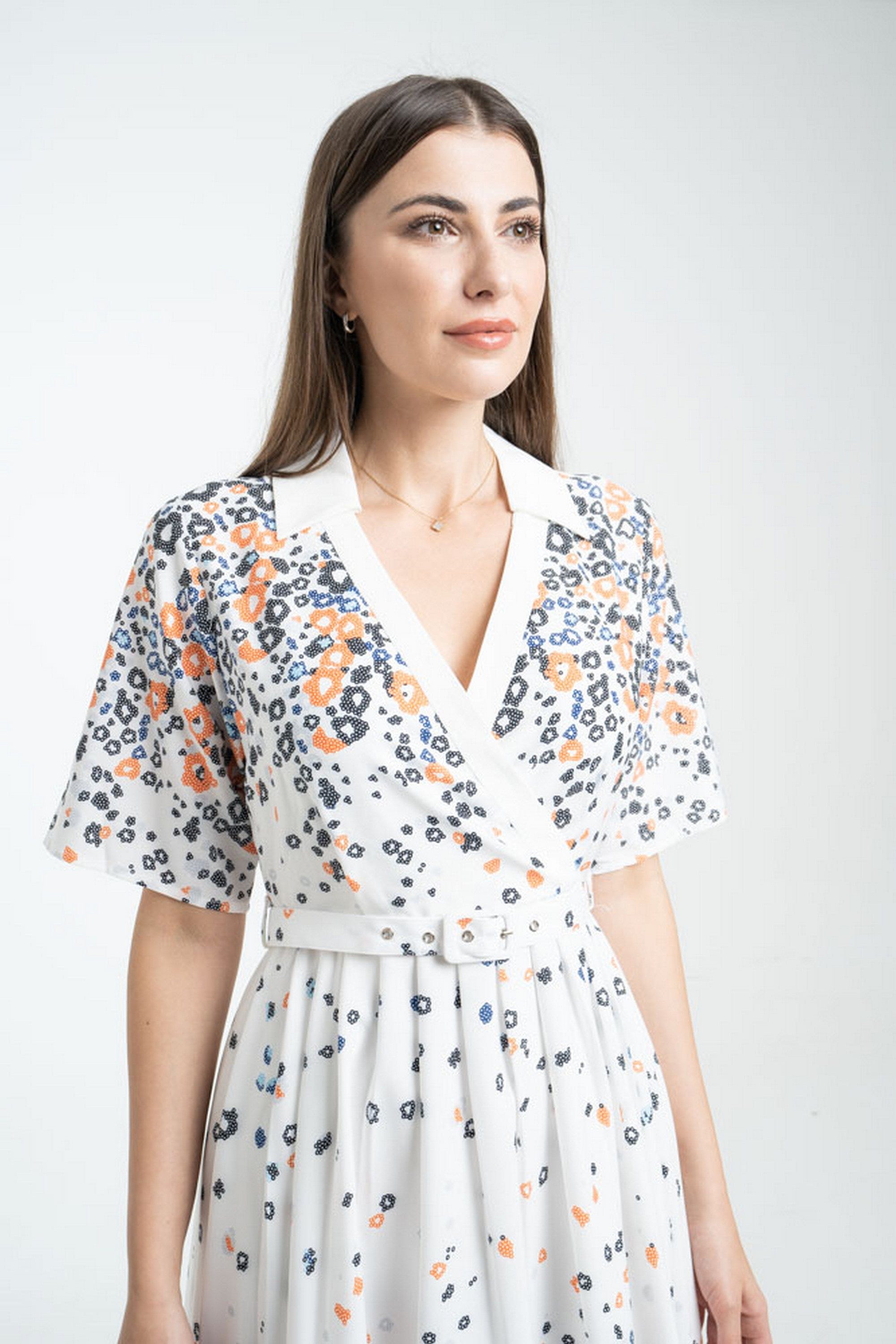 ميكا فستان ميدي منقوش بنقشة ورود لف بحزام على الخصر وياقة نص كم نسائي