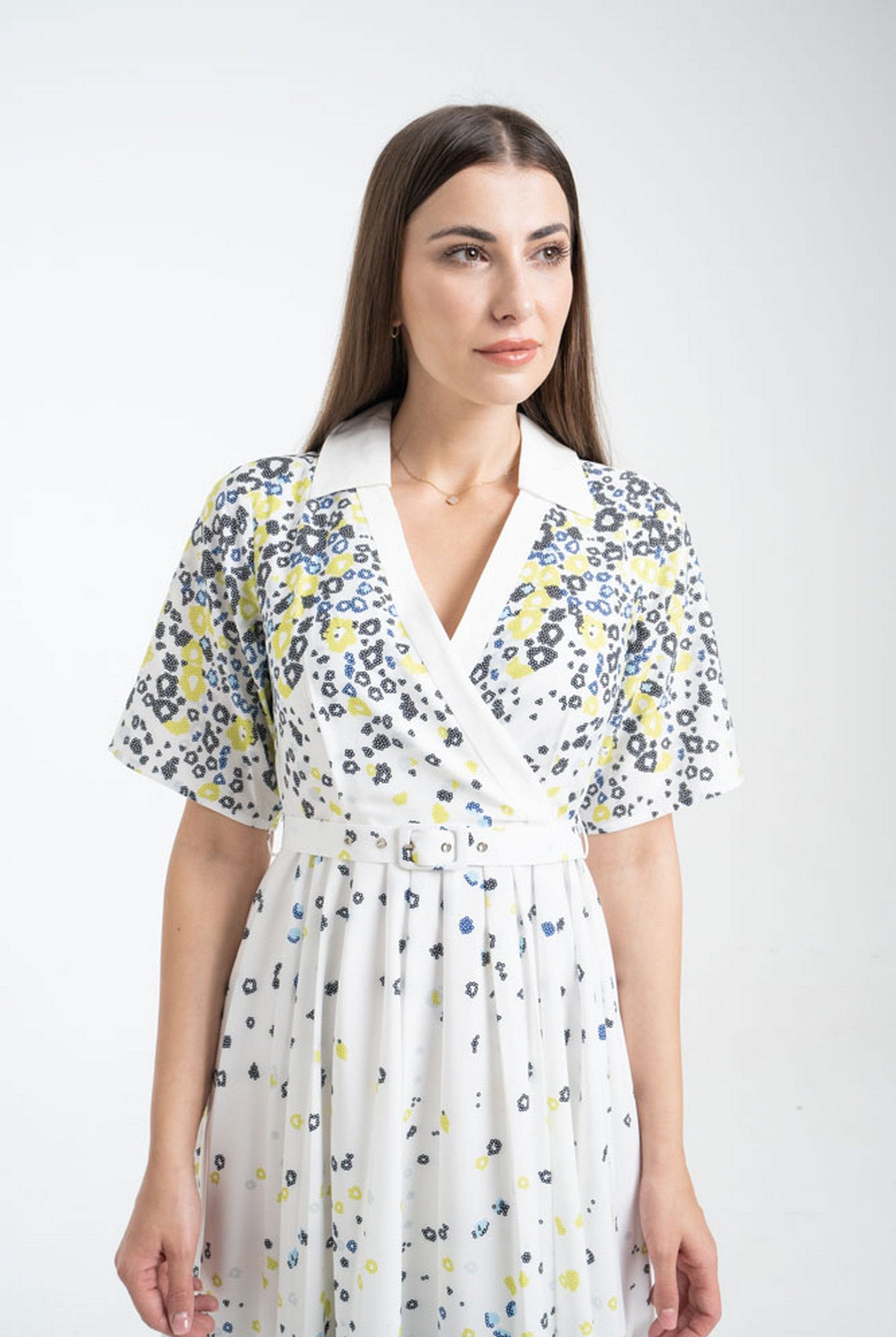 ميكا فستان ميدي منقوش بنقشة ورود لف بحزام على الخصر وياقة نص كم نسائي