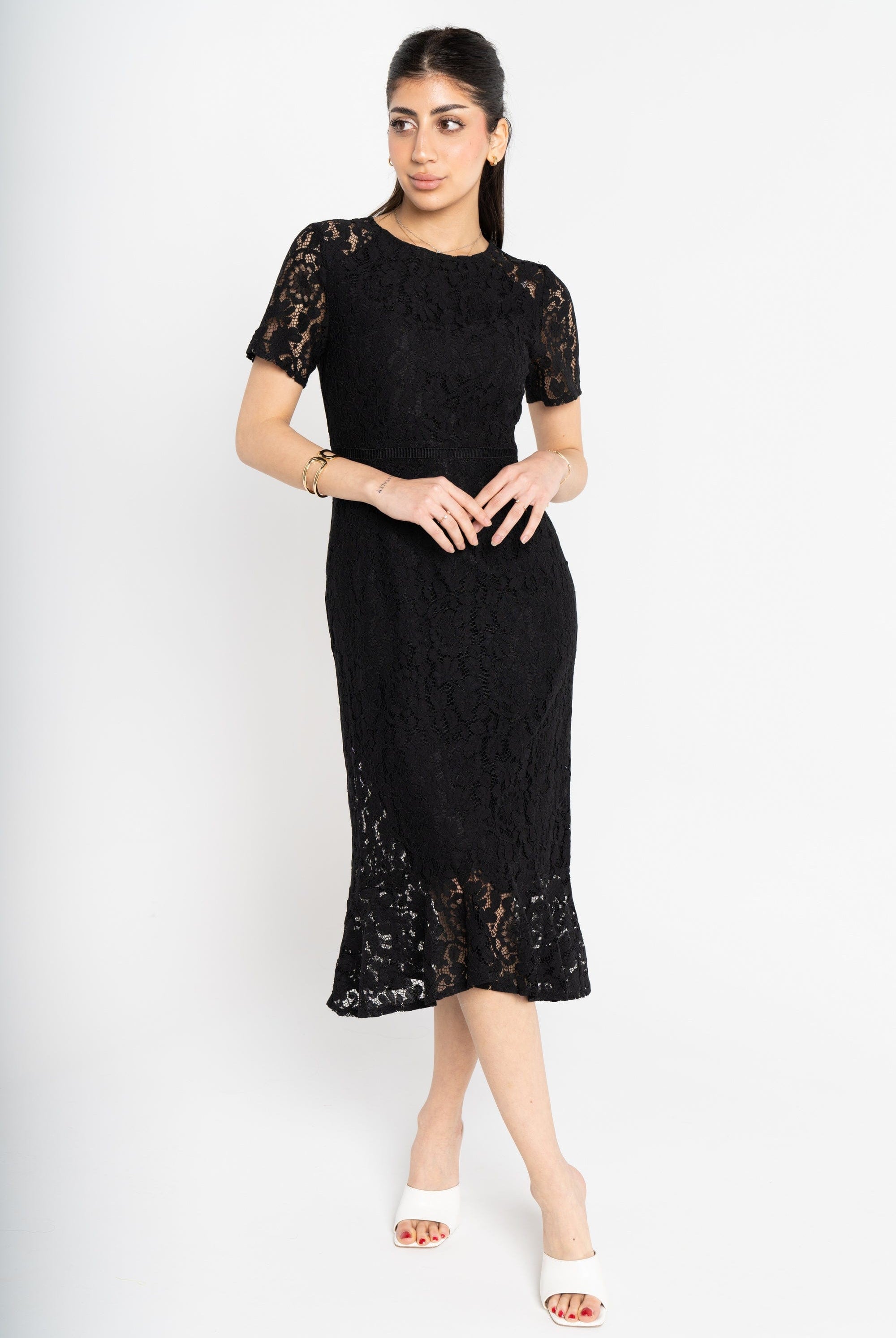 ميكا فستان ميدي أكمام قصير بياقة دائرية مزين بدانتيل