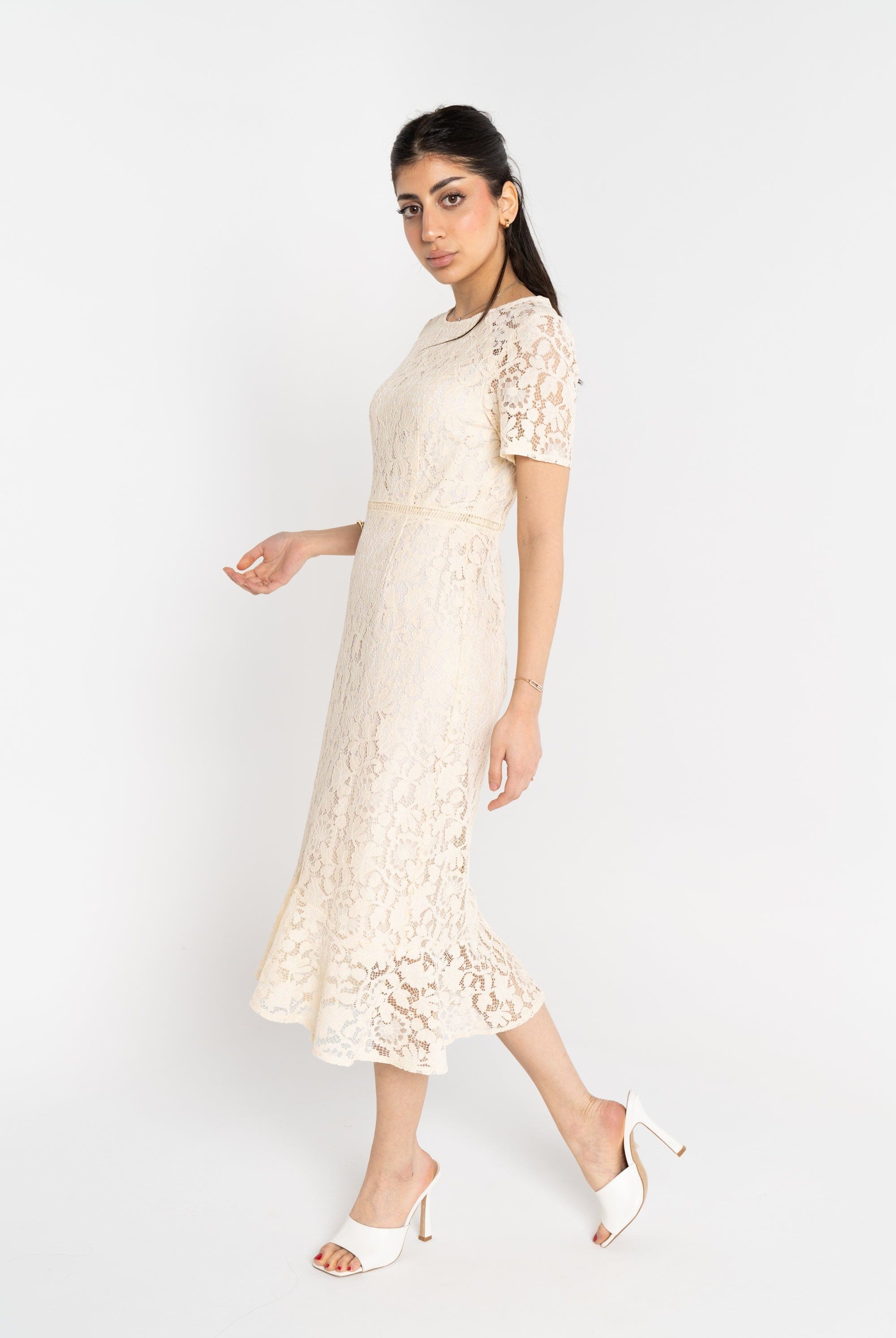 ميكا فستان ميدي أكمام قصير بياقة دائرية مزين بدانتيل