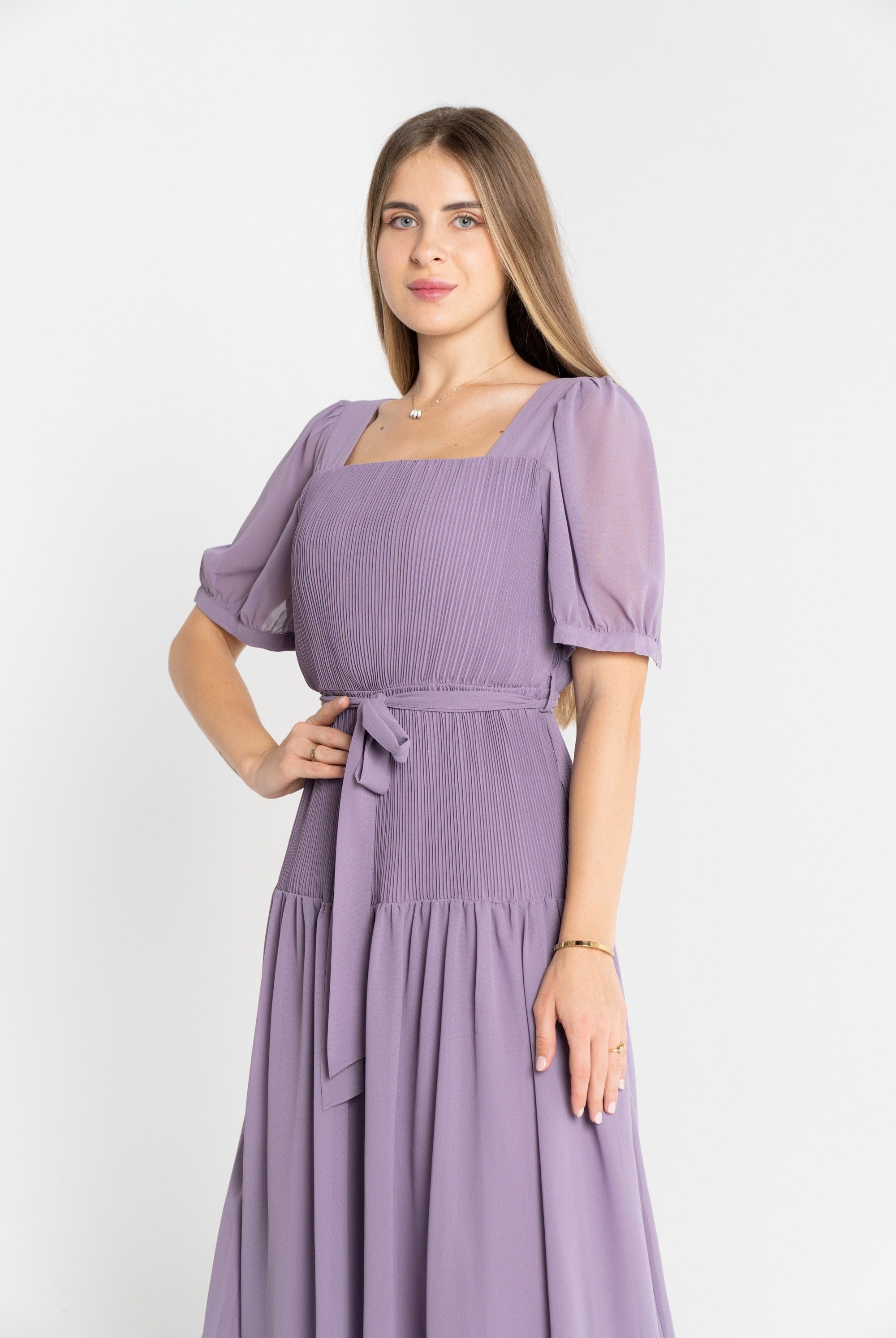 ميكا فستان ميدي بكسرات رفيعة وحزام على الخصر كم قصير بف وياقة مربعة نسائي