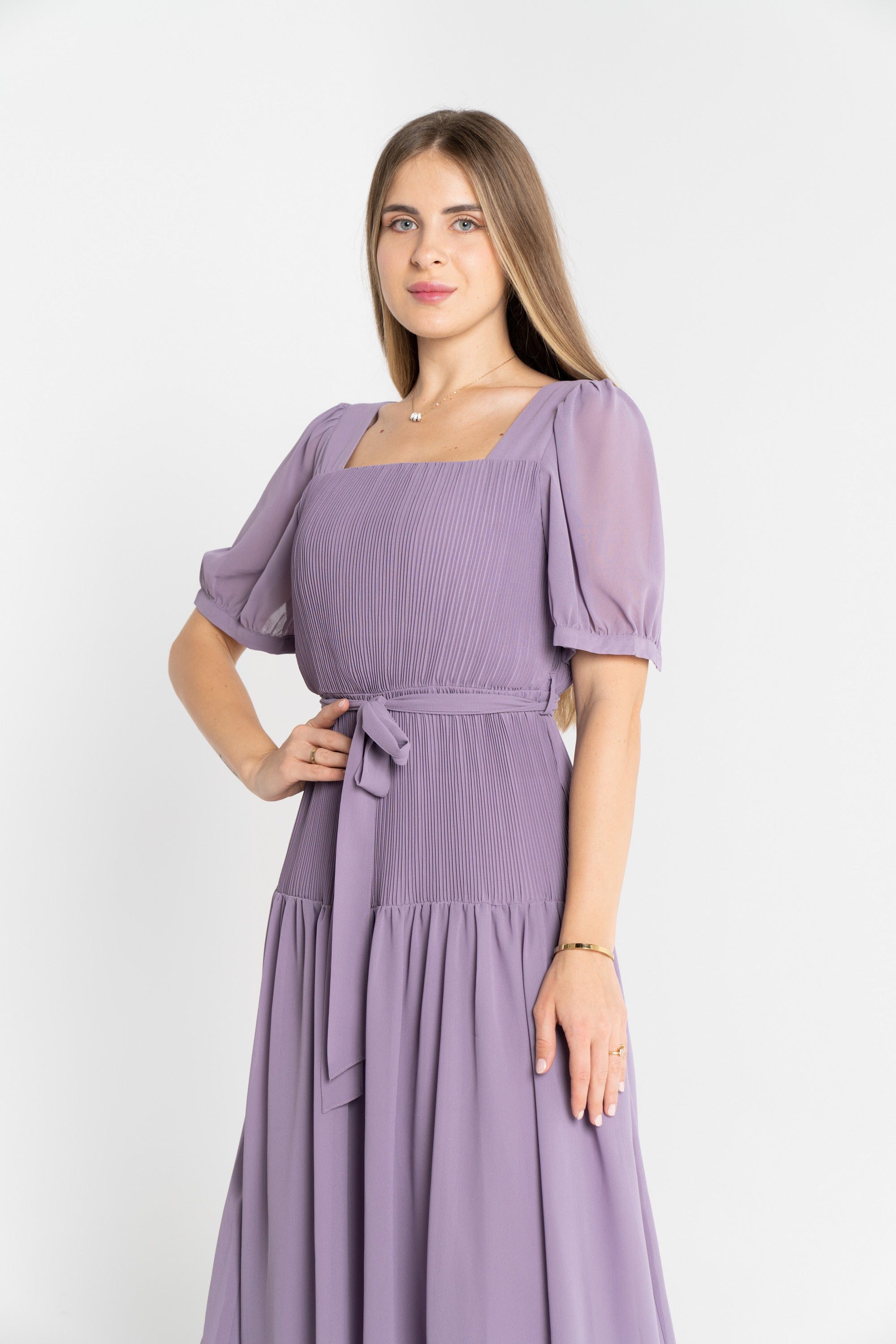 ميكا فستان ميدي بكسرات رفيعة وحزام على الخصر كم قصير بف وياقة مربعة نسائي