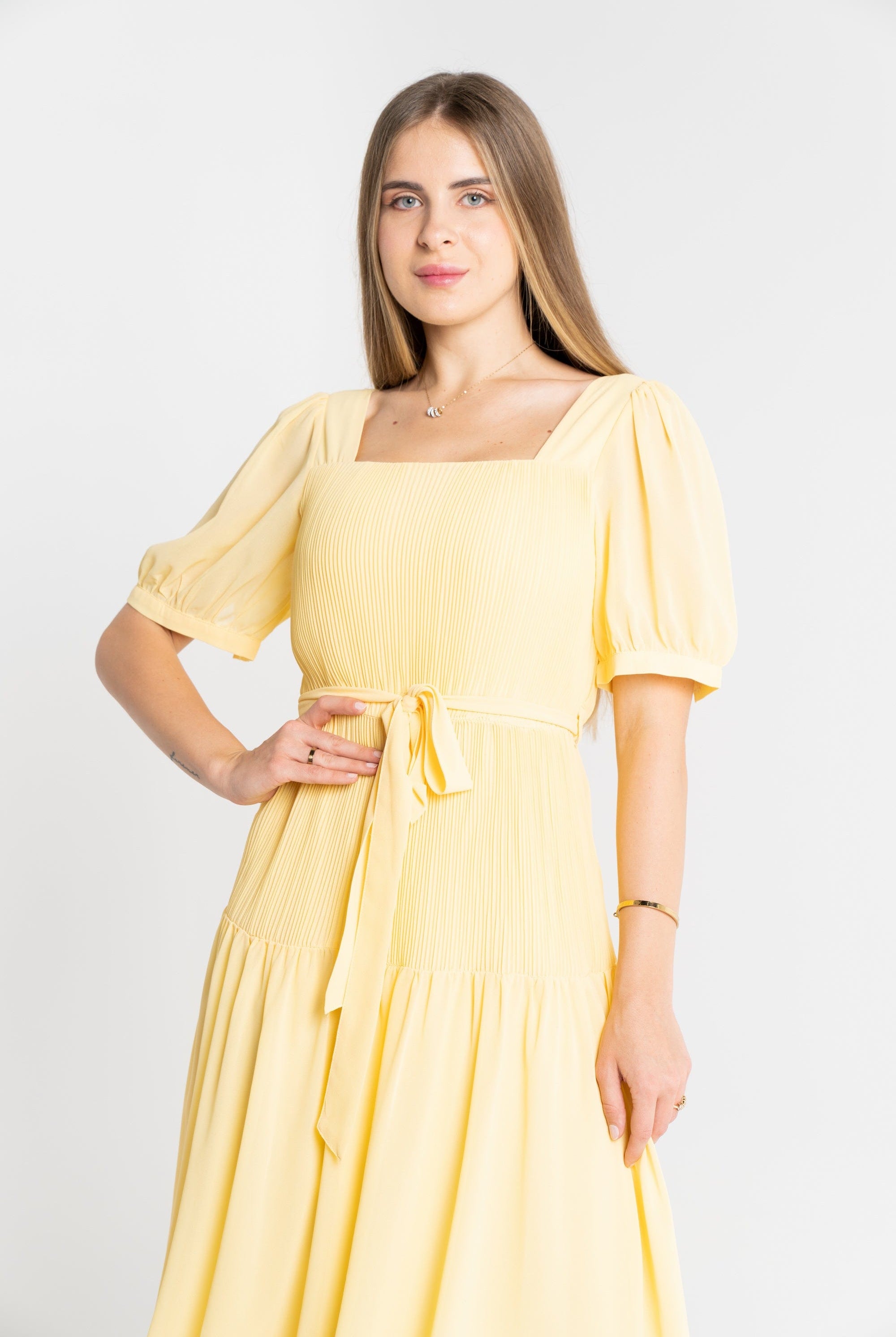 ميكا فستان ميدي بكسرات رفيعة وحزام على الخصر كم قصير بف وياقة مربعة نسائي