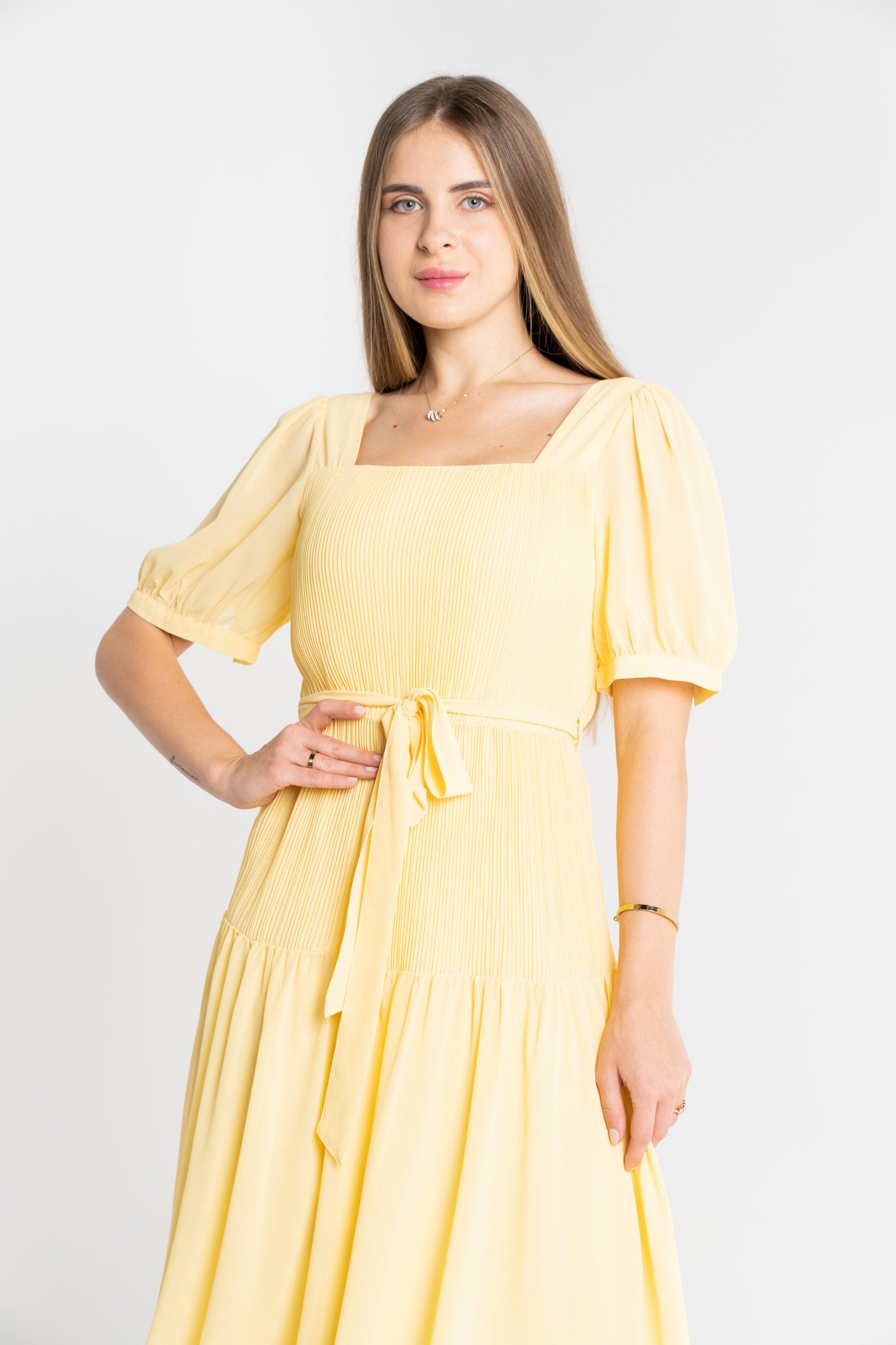 ميكا فستان ميدي بكسرات رفيعة وحزام على الخصر كم قصير بف وياقة مربعة نسائي