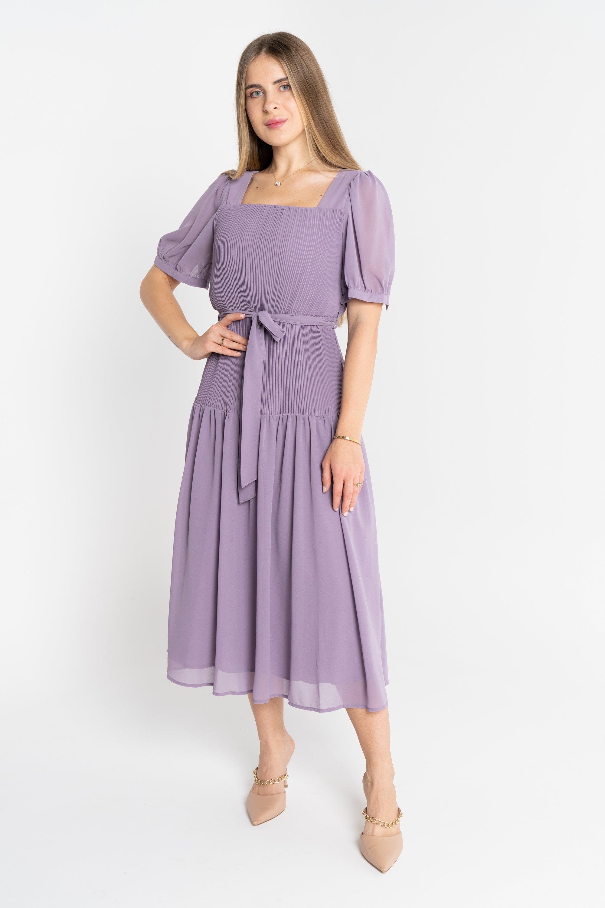 ميكا فستان ميدي بكسرات رفيعة وحزام على الخصر كم قصير بف وياقة مربعة نسائي