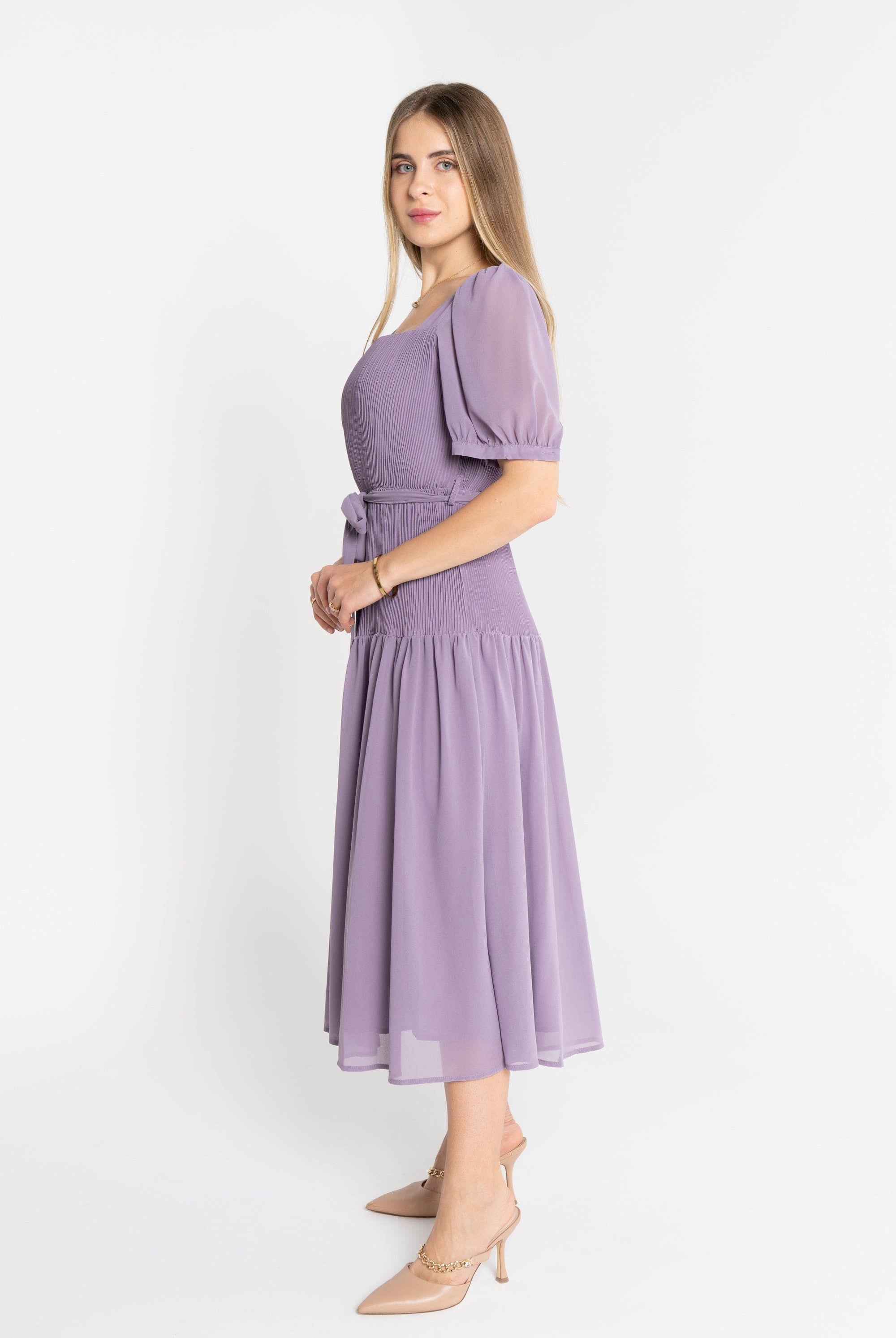 ميكا فستان ميدي بكسرات رفيعة وحزام على الخصر كم قصير بف وياقة مربعة نسائي